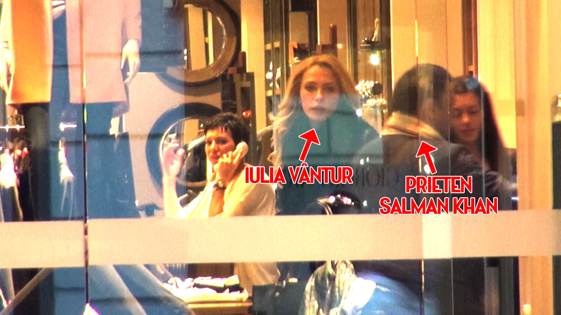 Dupa o ora si jumatate de uitat la haine si accesorii, Iulia eise nervoasa fara sa cumpere ceva