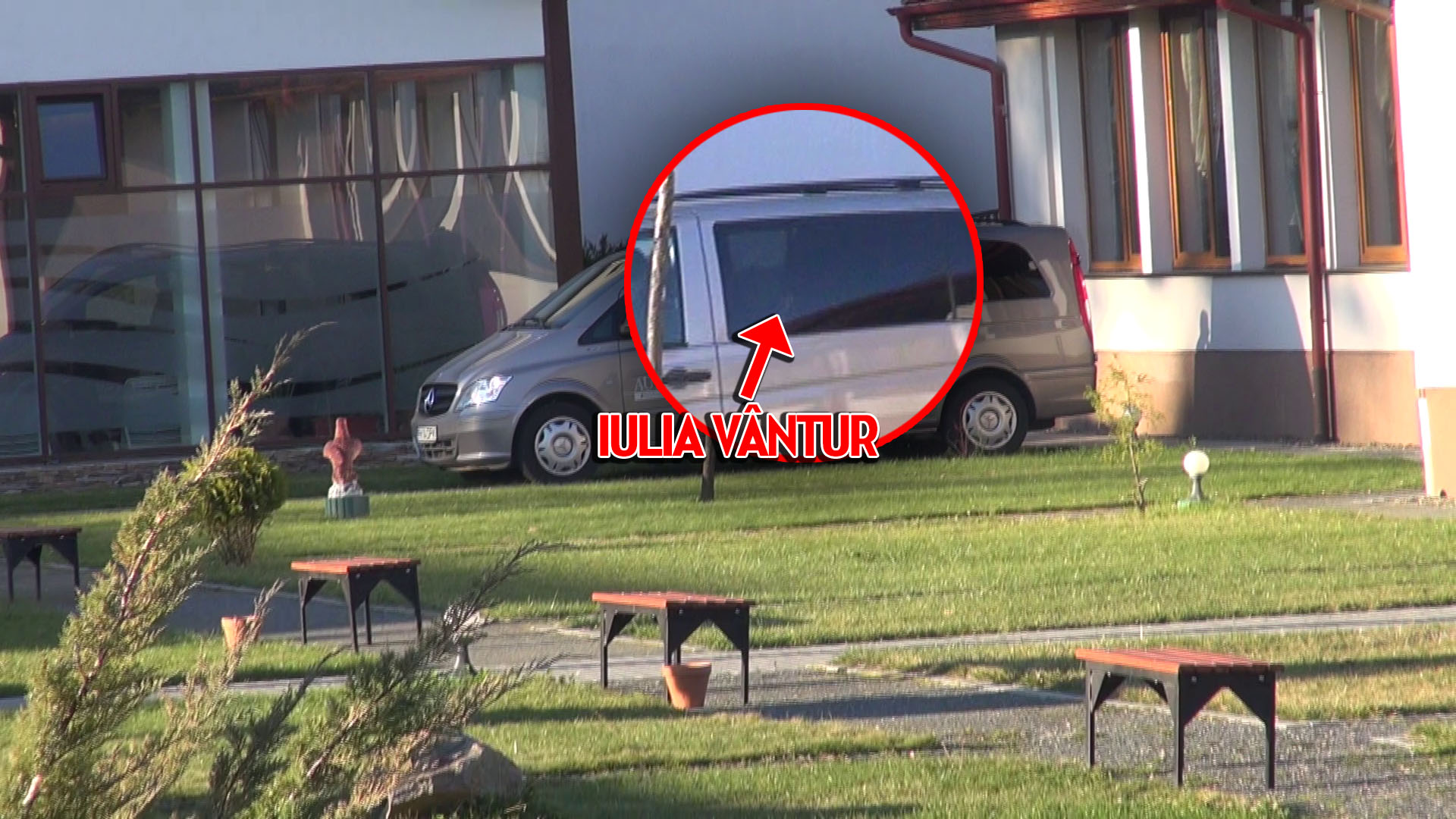 Vantur urca pe bancheta din spate, alaturi de un prieten indian