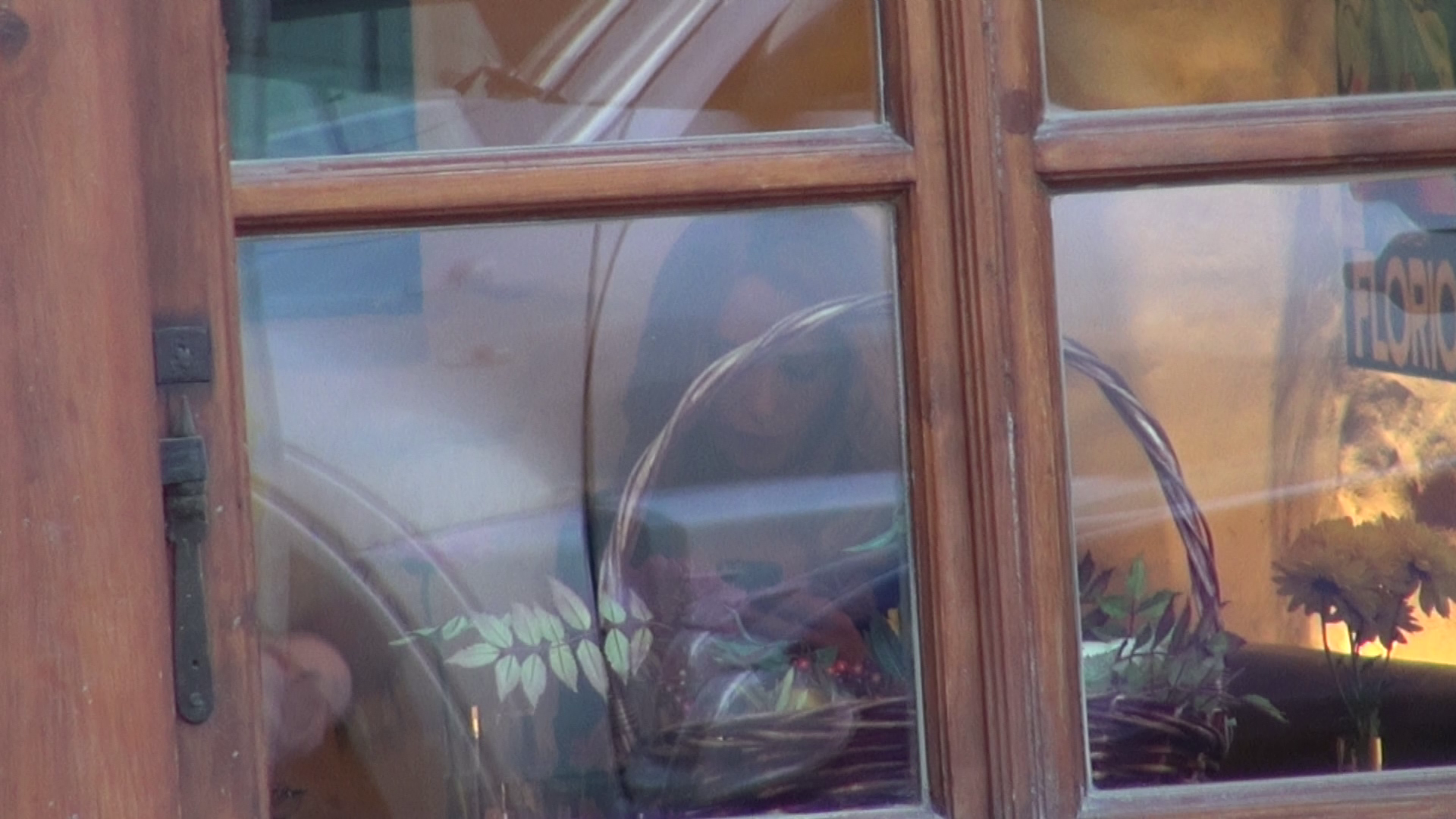 Nici la masa, blonda nu s-a putut dezlipi de telefonul mobil