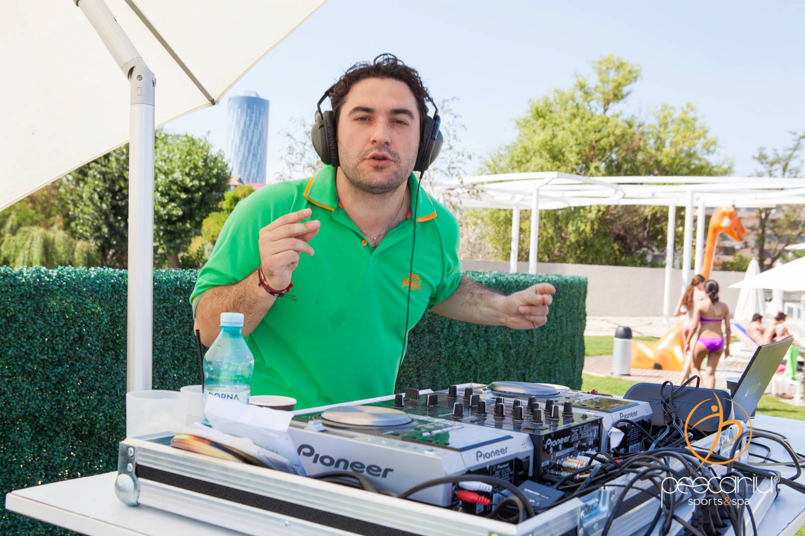 Paul mixeaza vara in cluburi si are o emisiune la radio