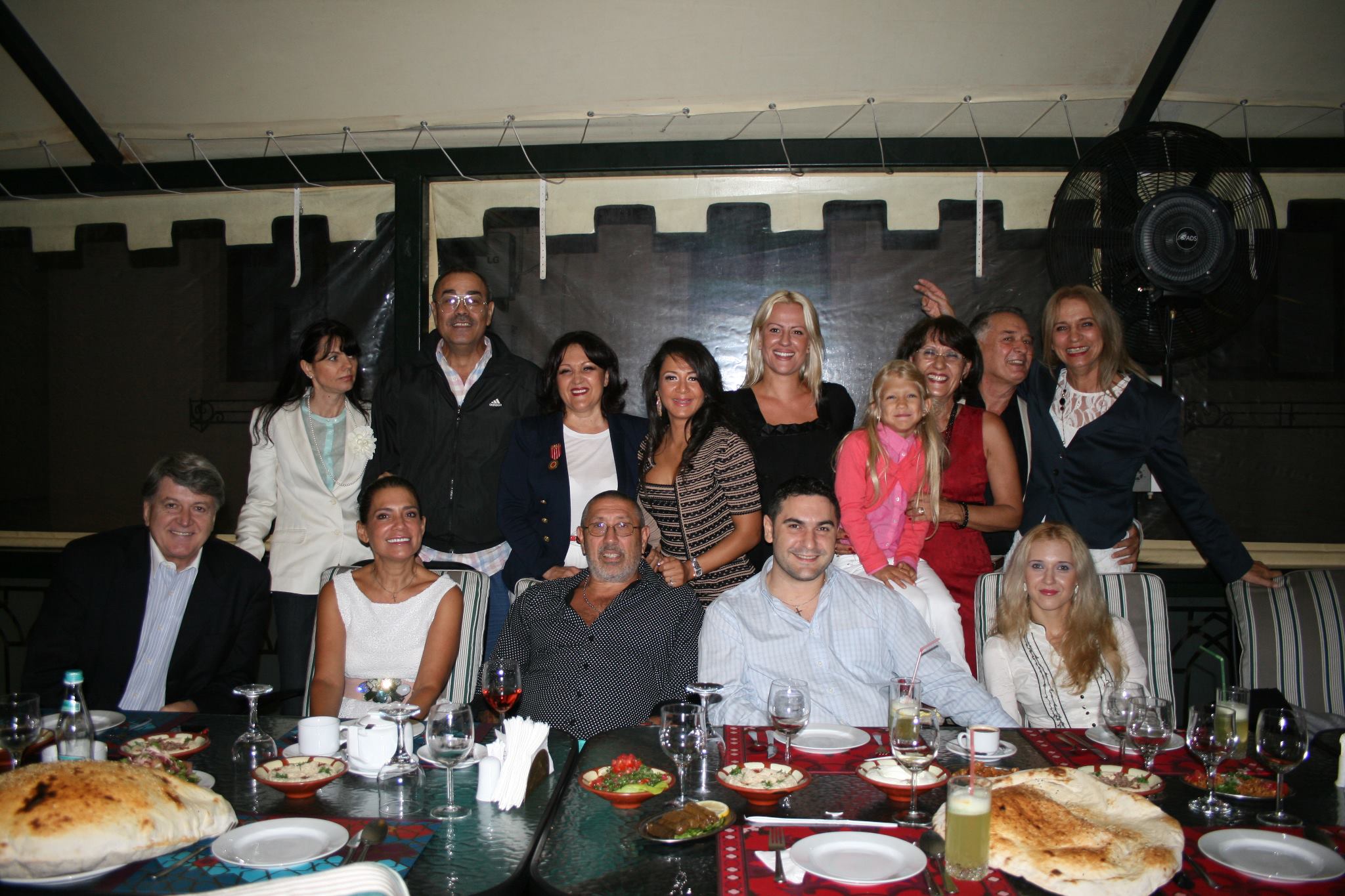 Impreuna cu numeroasele lui rude, la o masa in familie