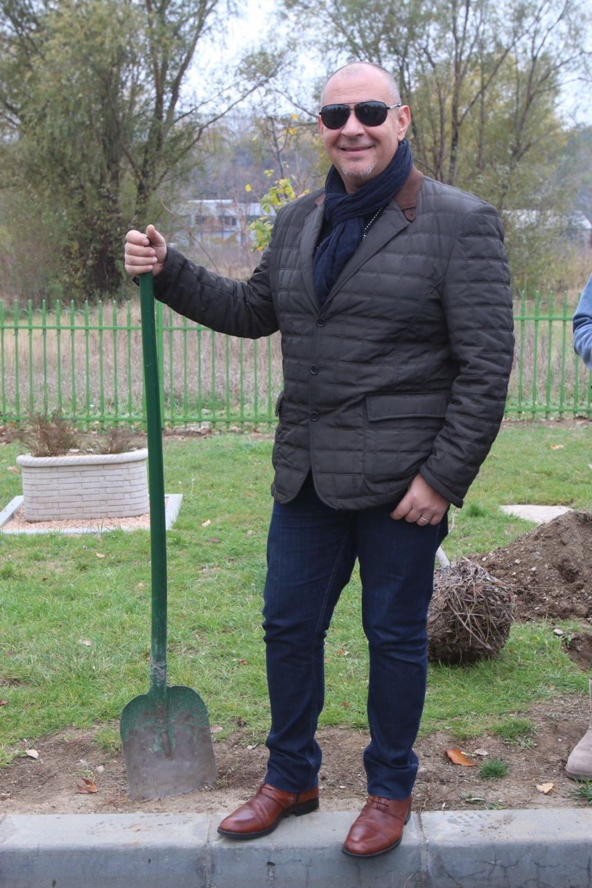 Bodo este mandru ca a plantat un copac