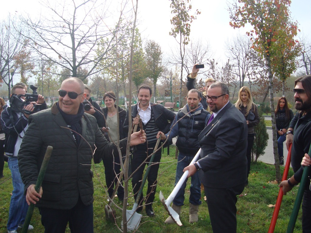 Piedone a gasit o potcoava cand sapa sa planteze un copac