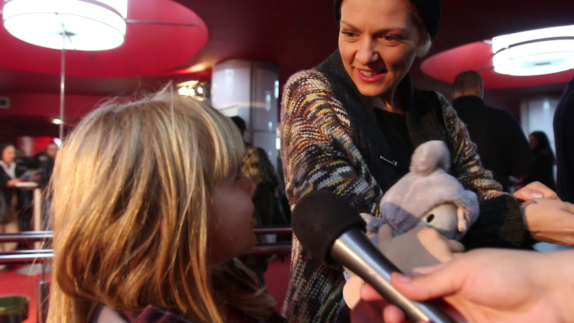 Sofia calca pe urmele mamei sale si nu se fereste deloc de microfon