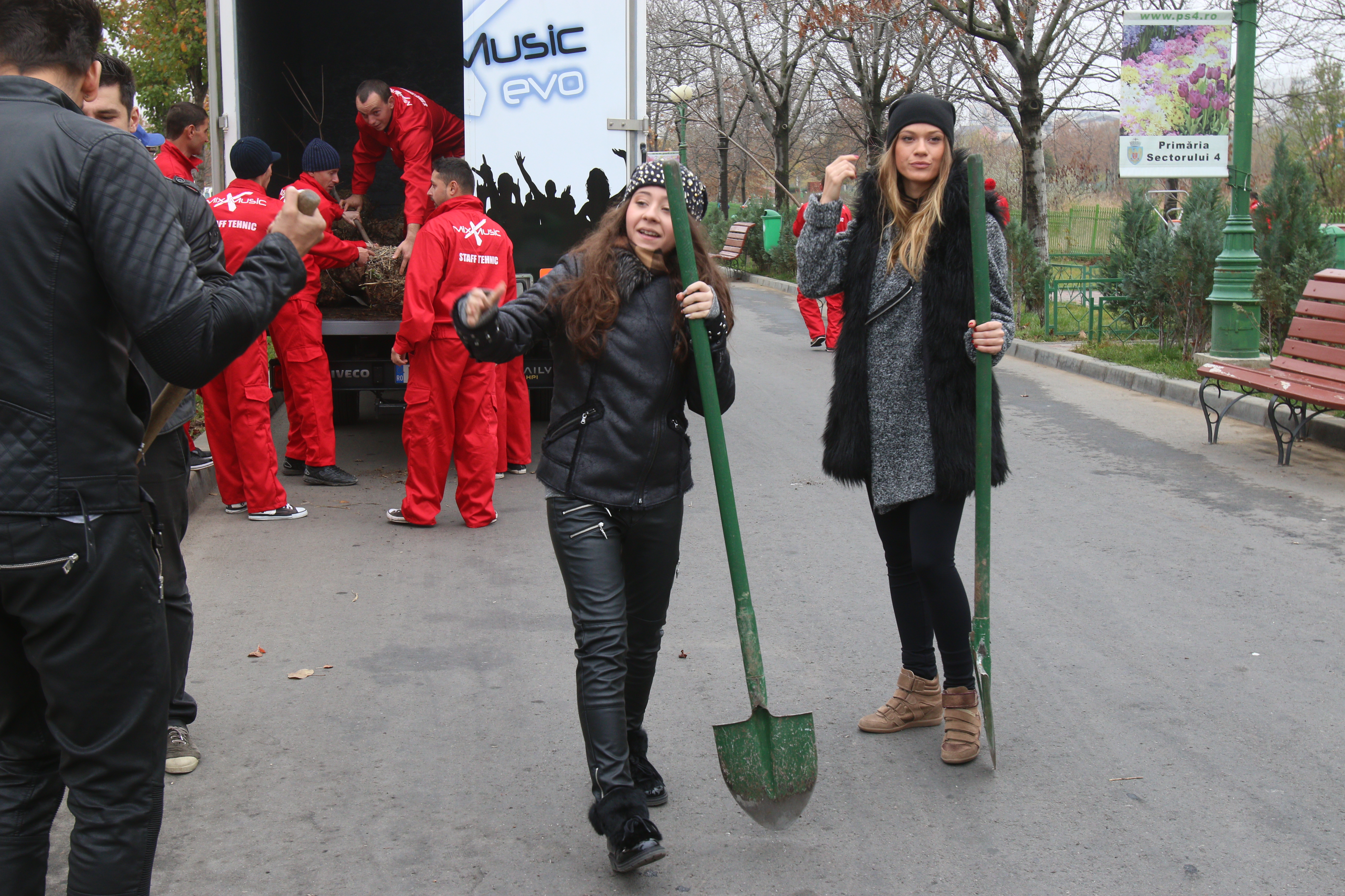 Astazi, Nicole Cherry a plantat copaci alaturi de colegii ei din proiectul Mix Music