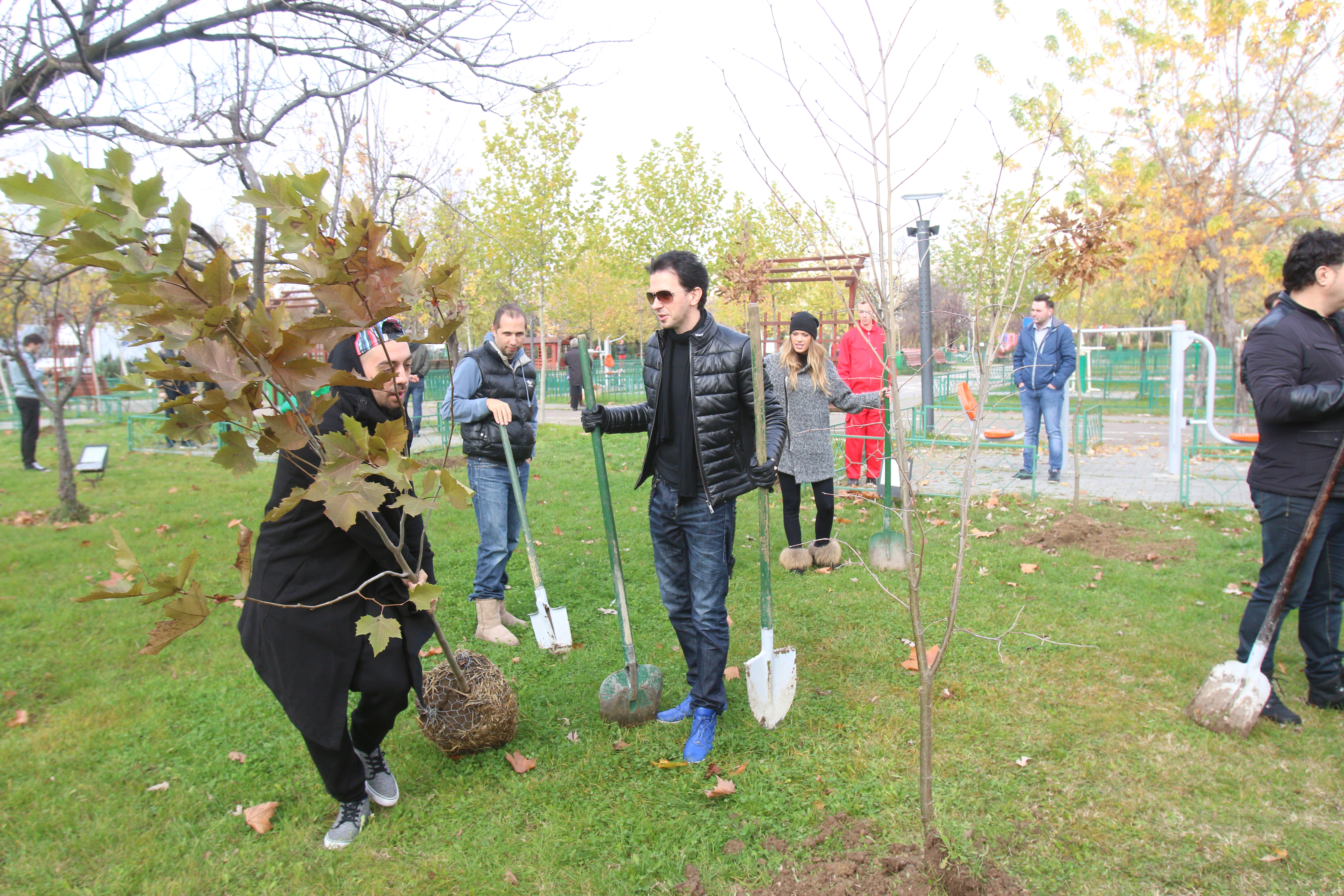 Keo a fost foarte incantat sa planteze cativa copaci, mai ales ca a facut acest lucru si in gradina lui