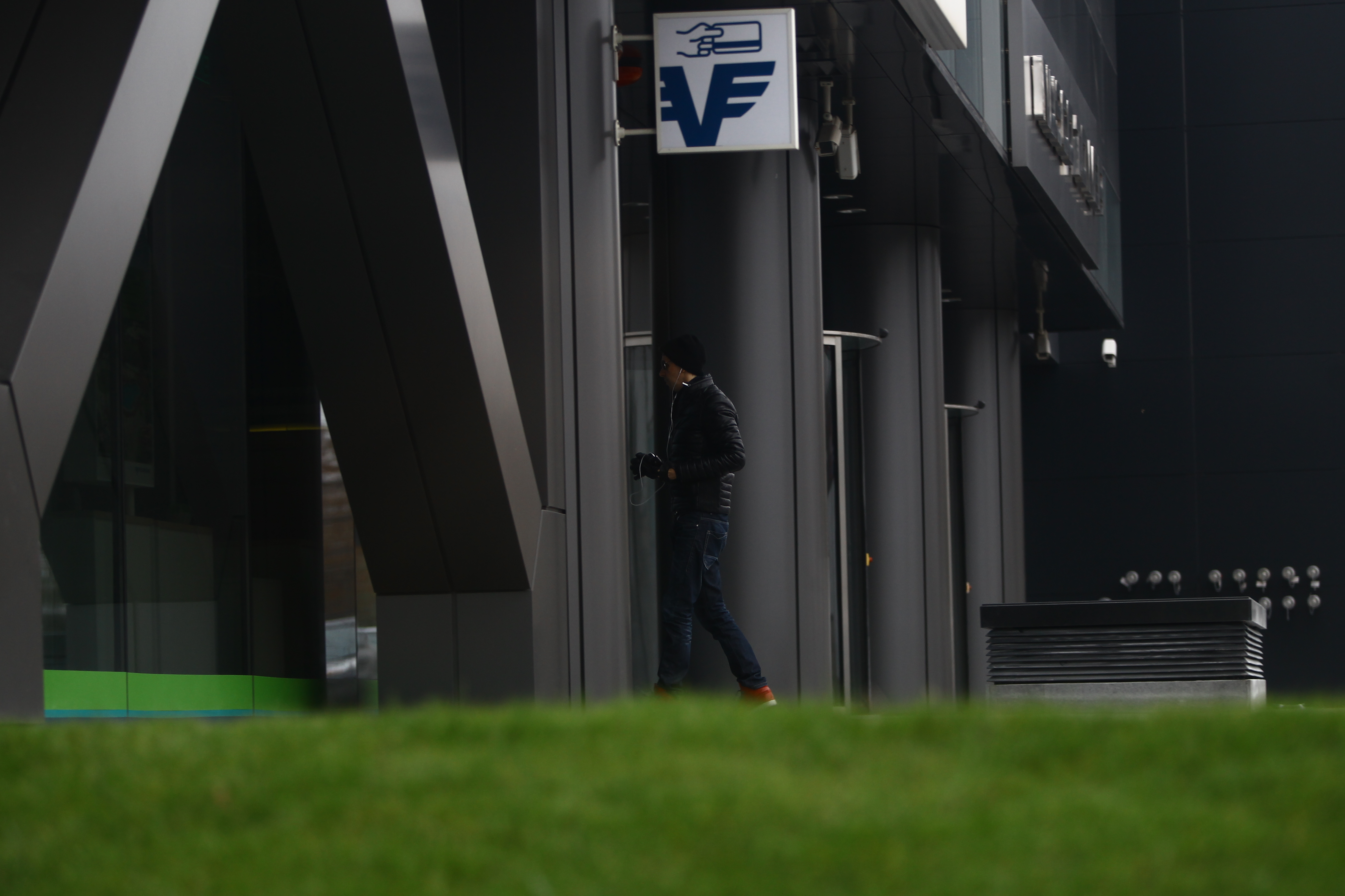 Keo a ajuns la banca, unde a facut cateva tranzactii la bancomat