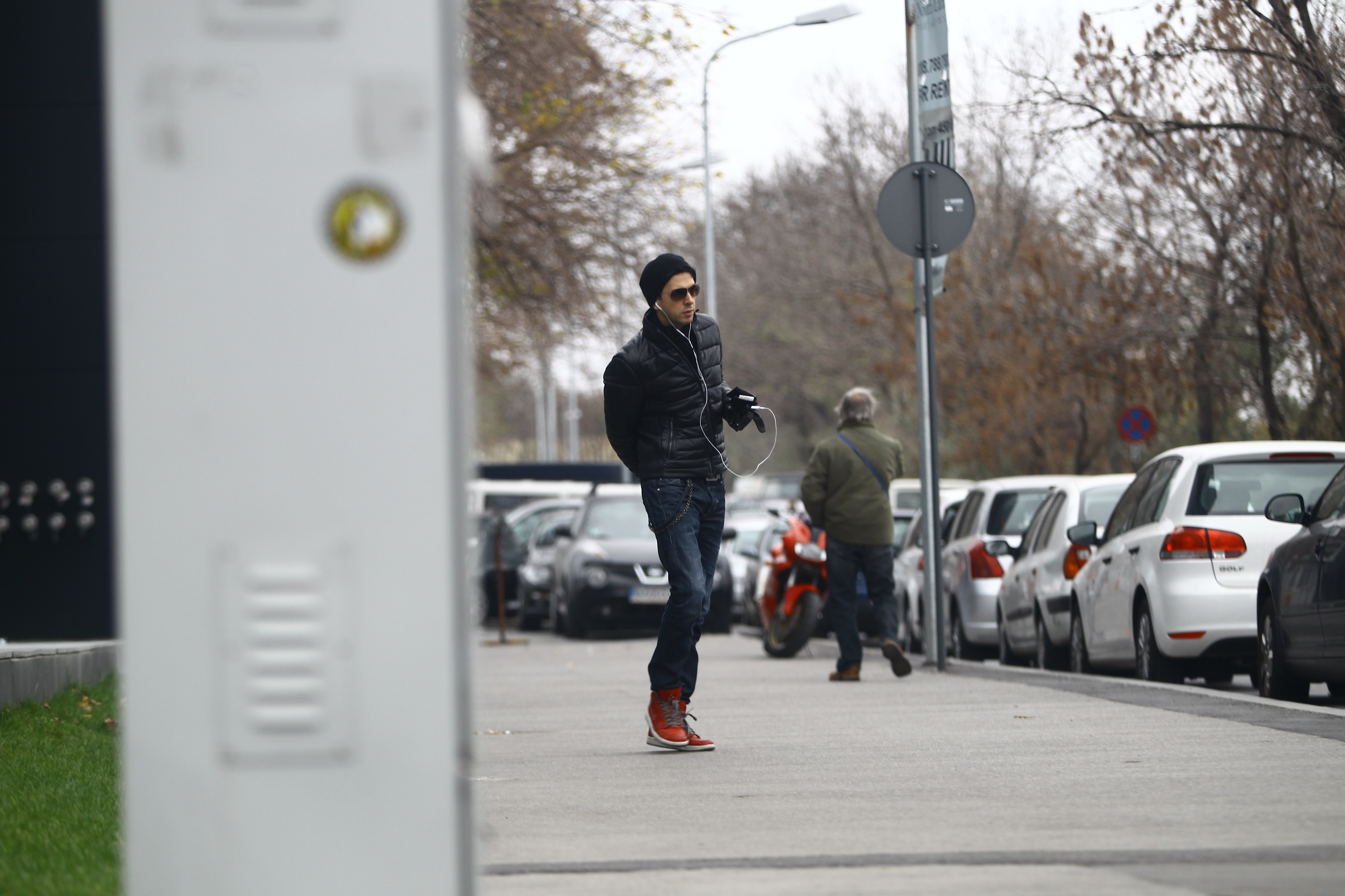 De la banca, artistul s-a indreptat tinta catre un fast-food, de unde si-a luat de mancare