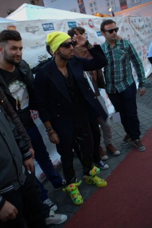 Alex este cel care a aparut pentru prima data in public cu astfel de tricouri lungi