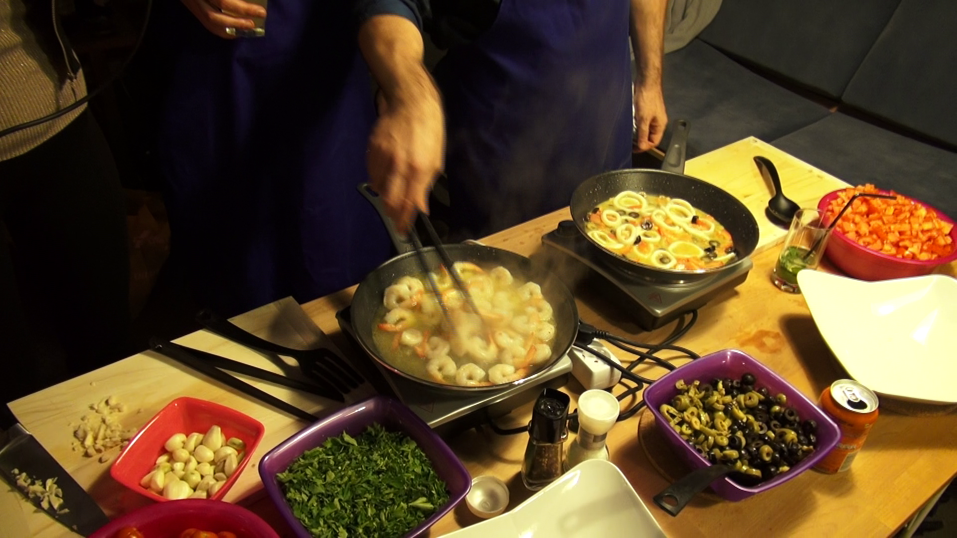 Artistii au gatit creveti si calamari