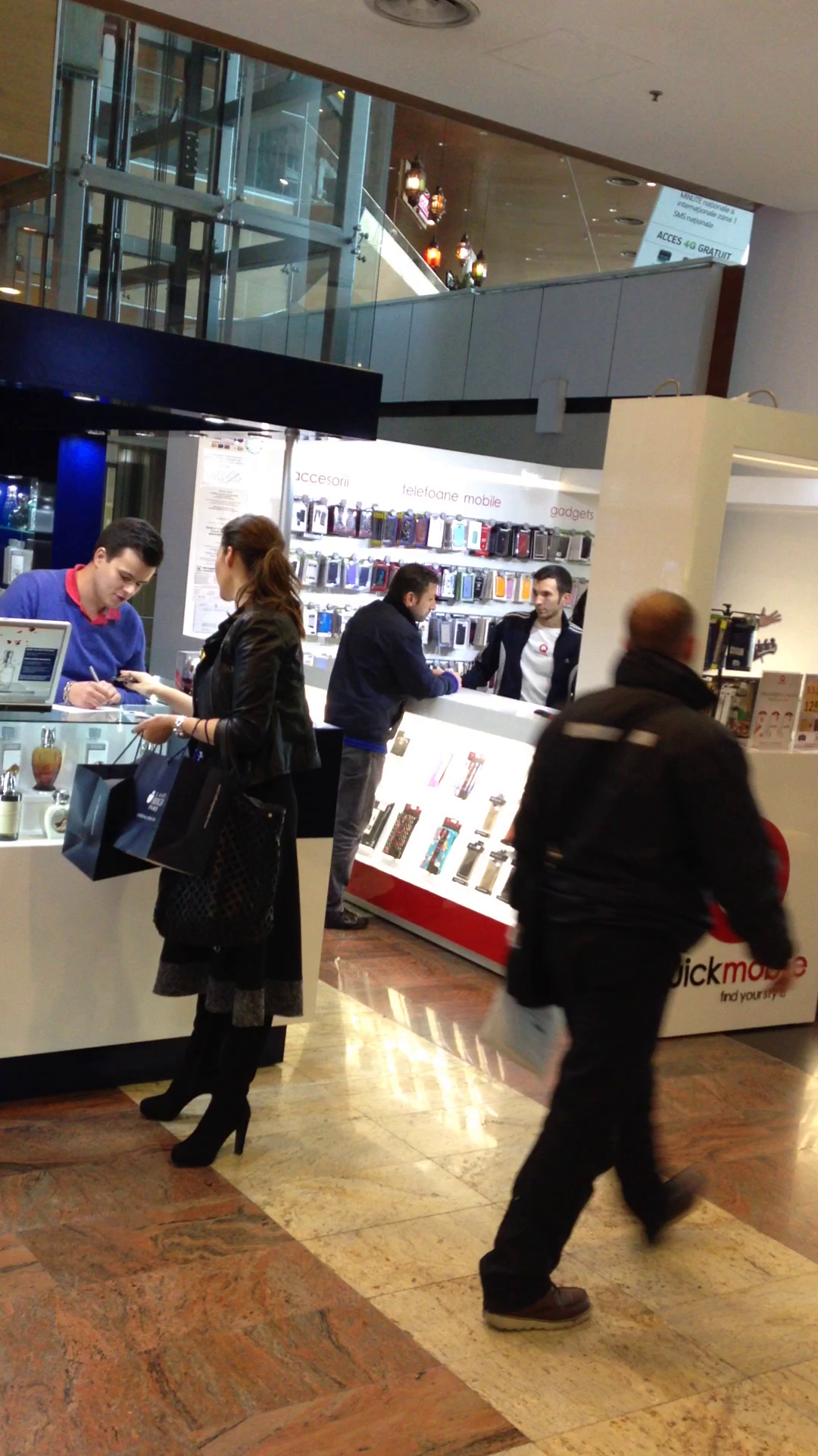 Vedeta a cumparat mai multe parfumuri si probabil ca una dintre pungi era pentru noul ei iubit