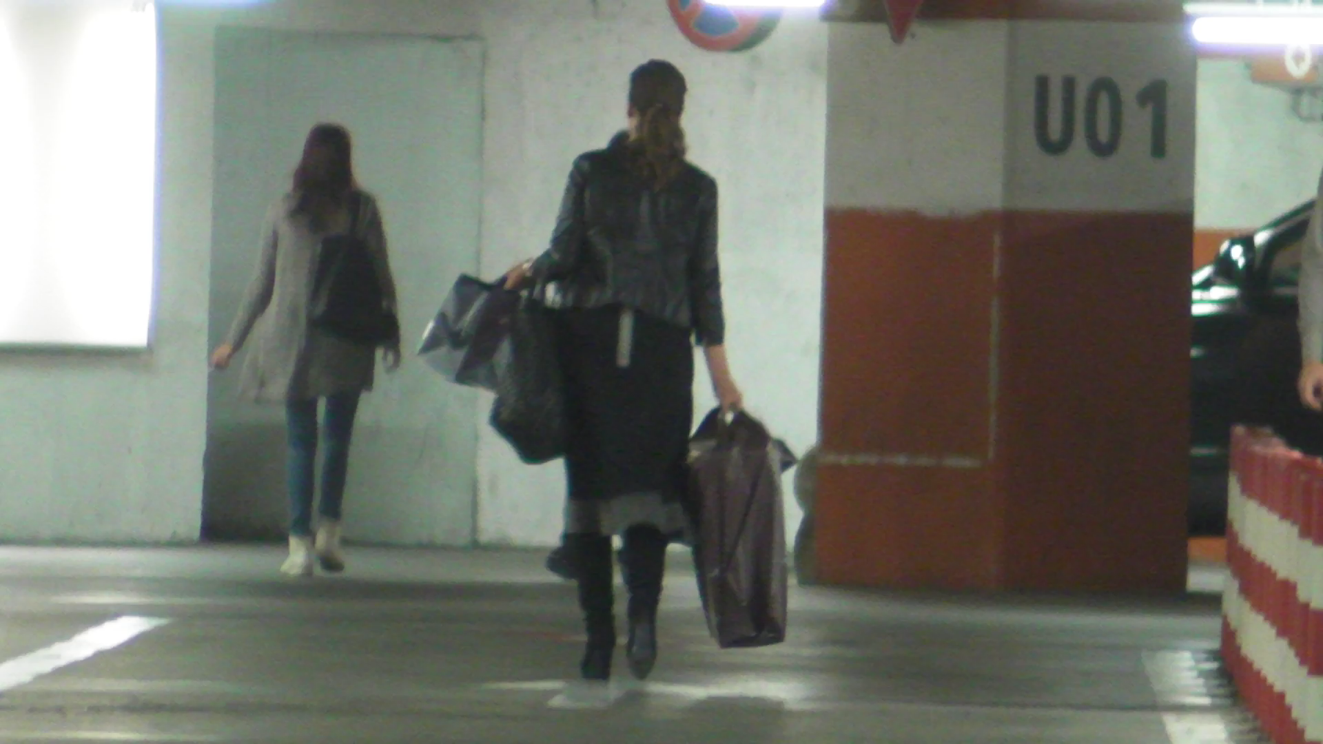 Vedeta s-a cam chinuit cu plasele, prin parcare