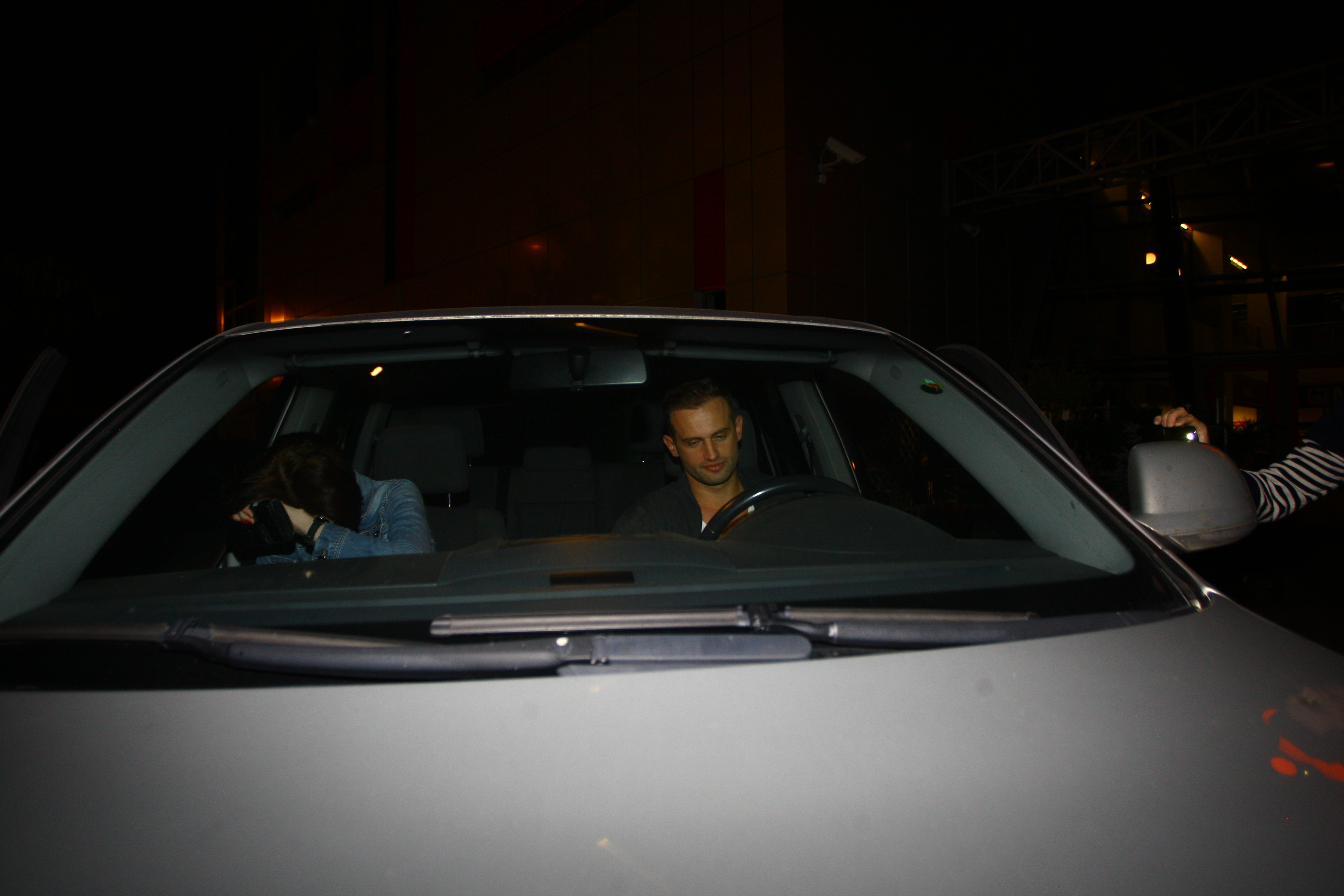 Partenera lui Sorin Brotnei si-a ascuns chipul cu geanta