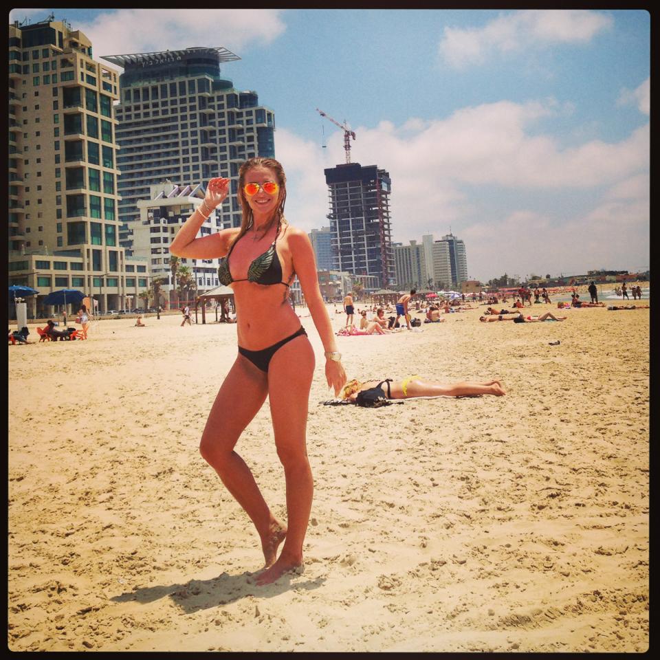 Desi spune ca si-a scos implanturile, Delia are un bust voluminos