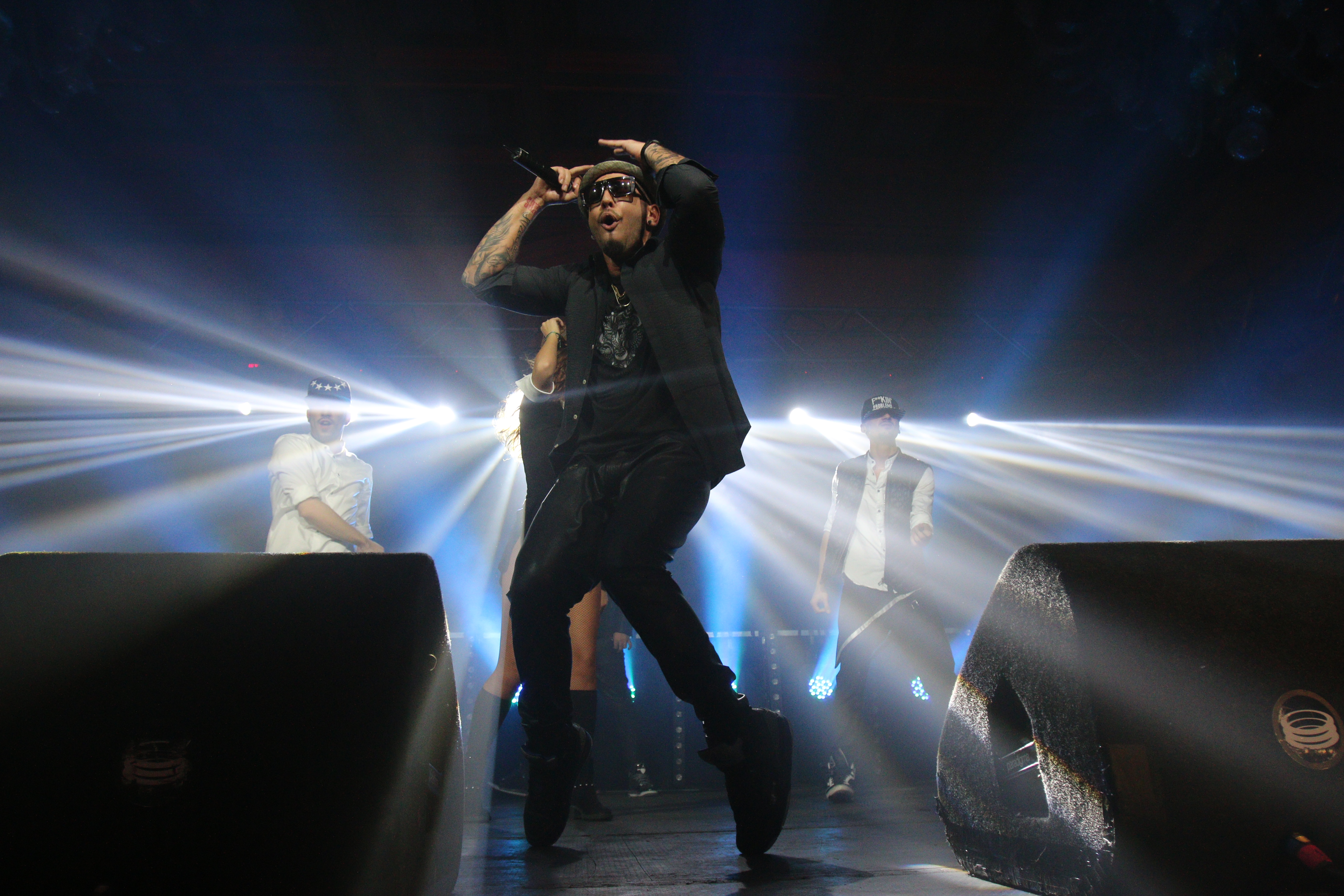 Alex imita celebrele coregrafii ale lui Michael Jackson