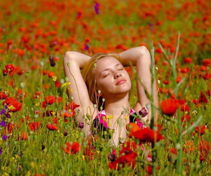 Aura a pozat sexy, intr-un lan de maci