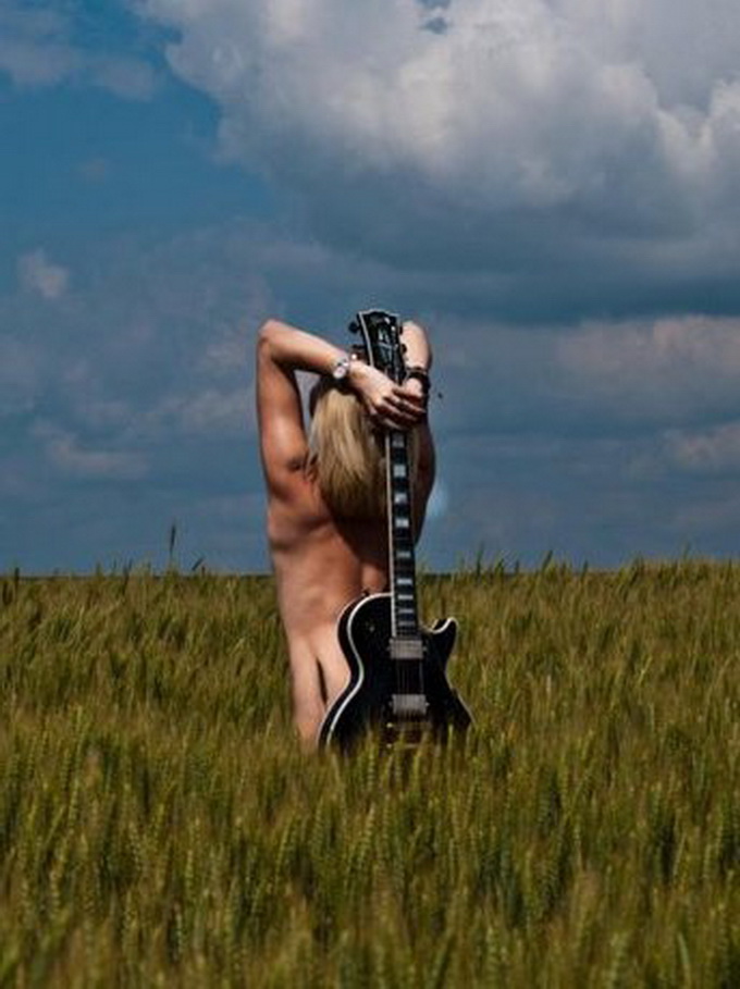 La un moment dat, artista s-a lasta fotografiata goala, acoperita de o chitara