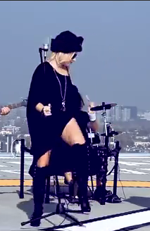 Aura a lansat de curand primul ei videoclip, 