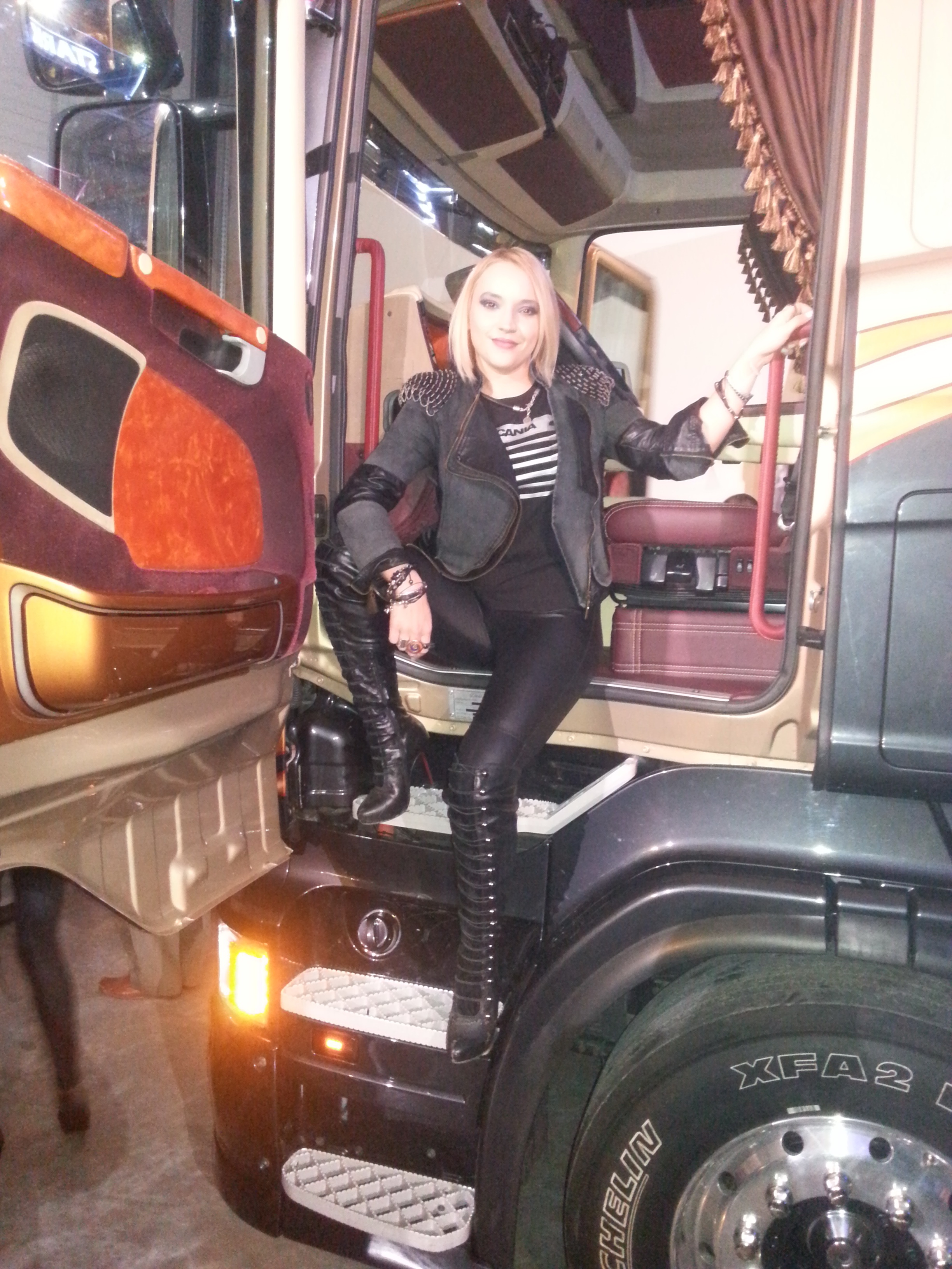 Rockerita s-a fotografiat in cabina catorva tiruri ale lui Gigi Vlase