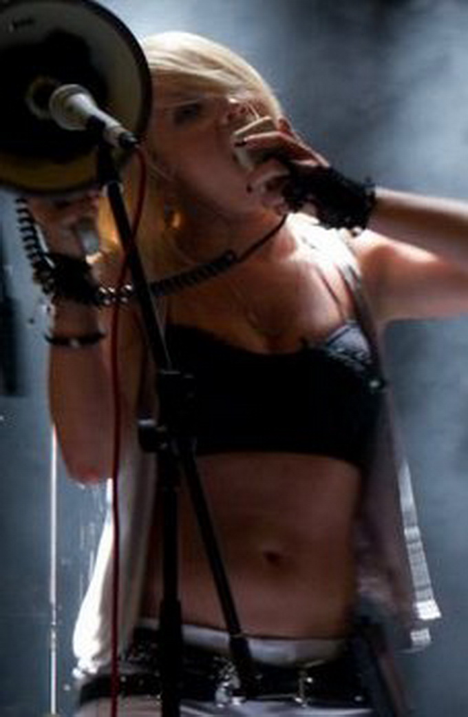 Artista pozeaza in ipostaze pline de sex-appeal, mandra de aspectul ei