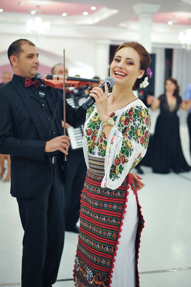 Tanara este cantareata de muzica populara in timpul liber