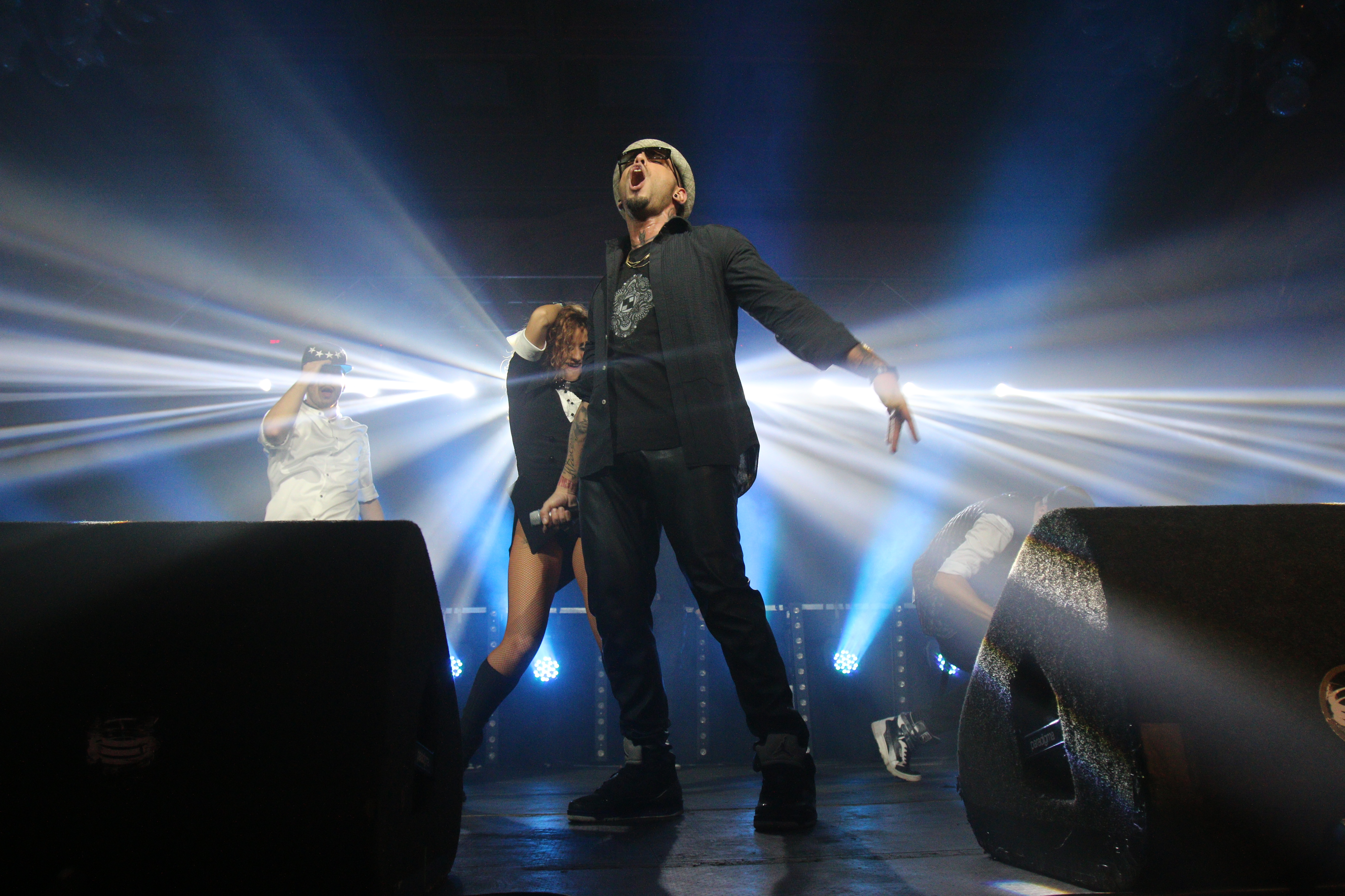 Velea se pare ca are deja o colectie de pantaloni din piele