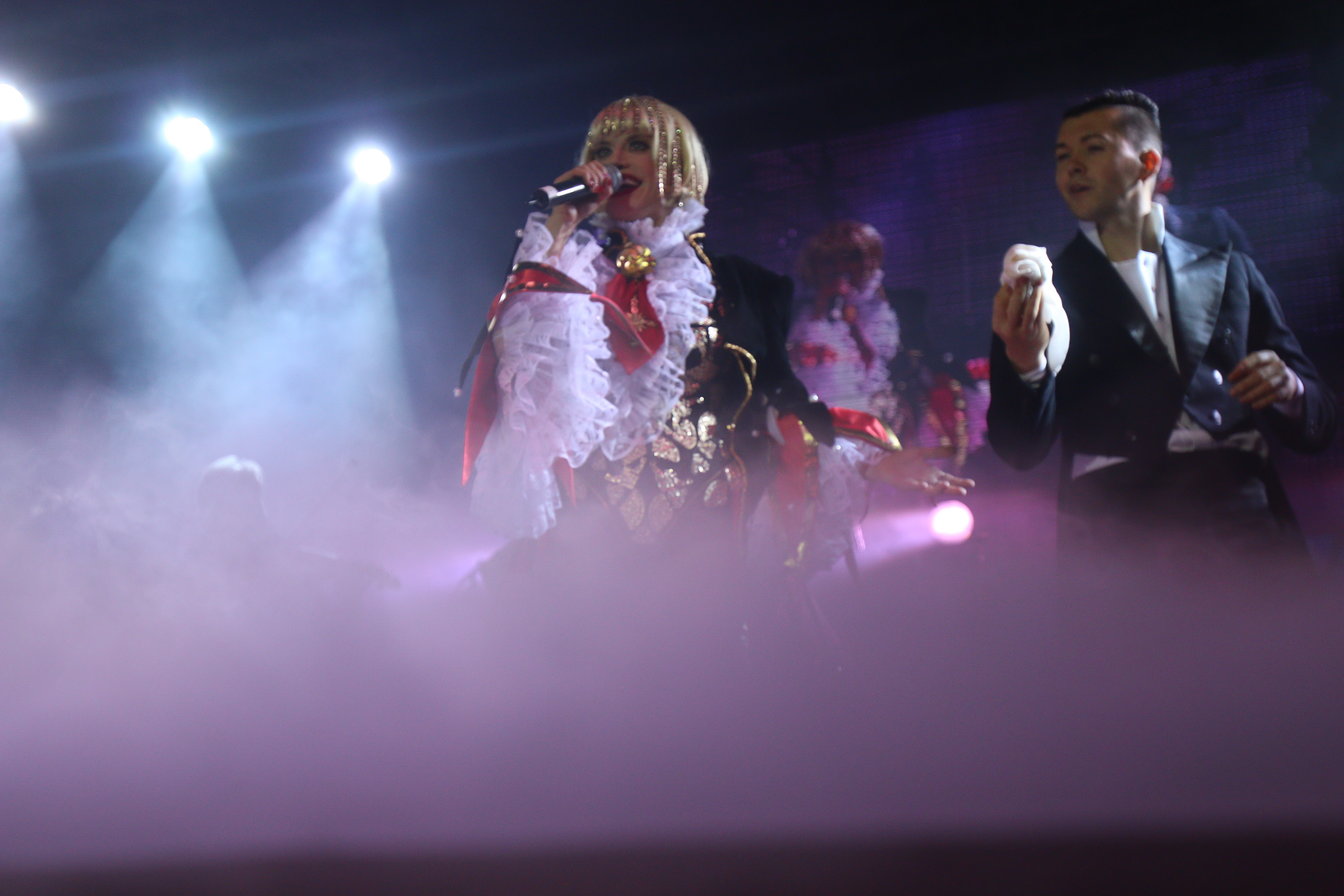 Vedeta a imbracat mantia de magician