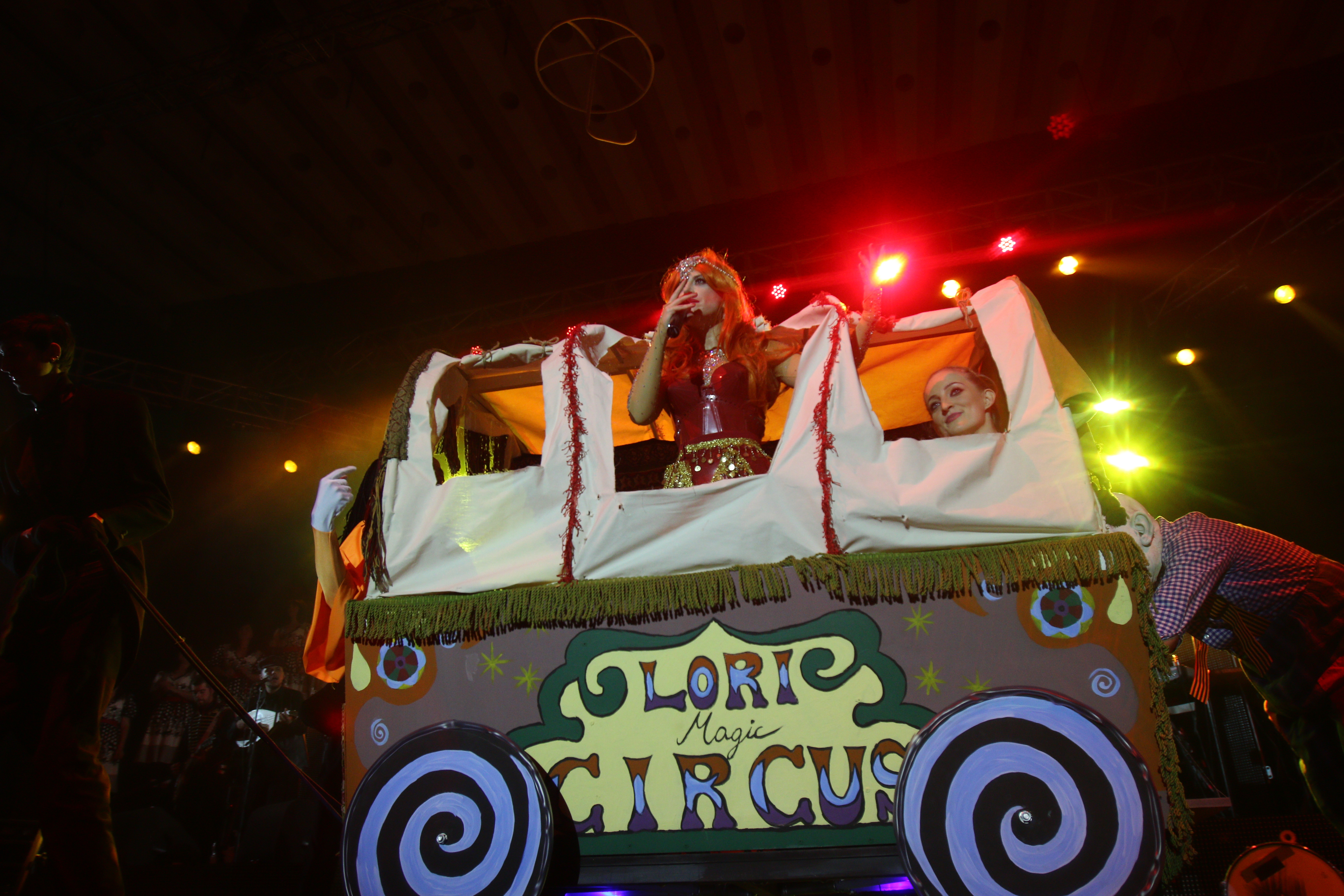 Lori a aparut pe scena intr-o caruta magica