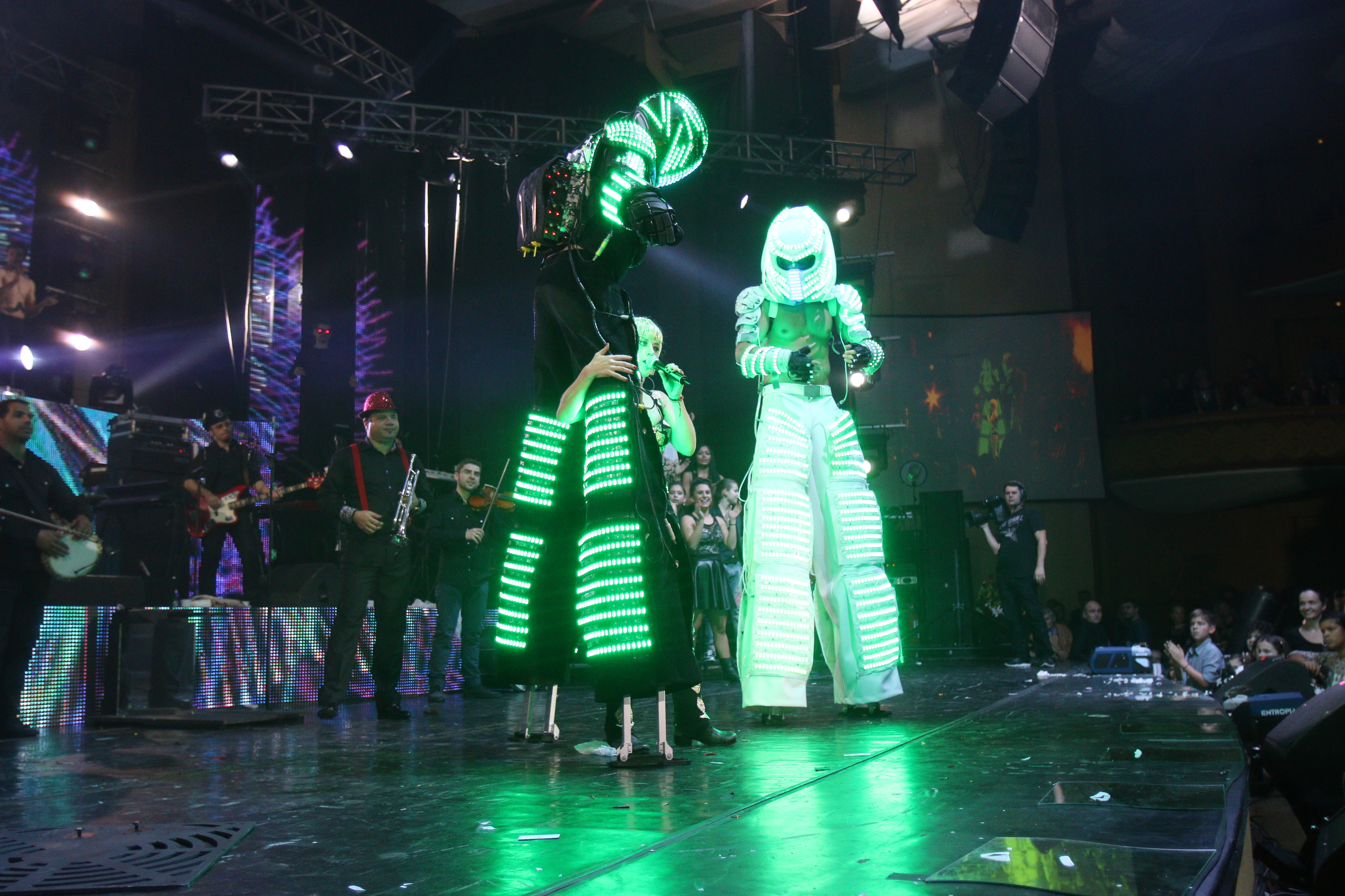 Vedeta a deschis spectacolul cu niste roboti imensi care au dansat alaturi de ea, pe scena