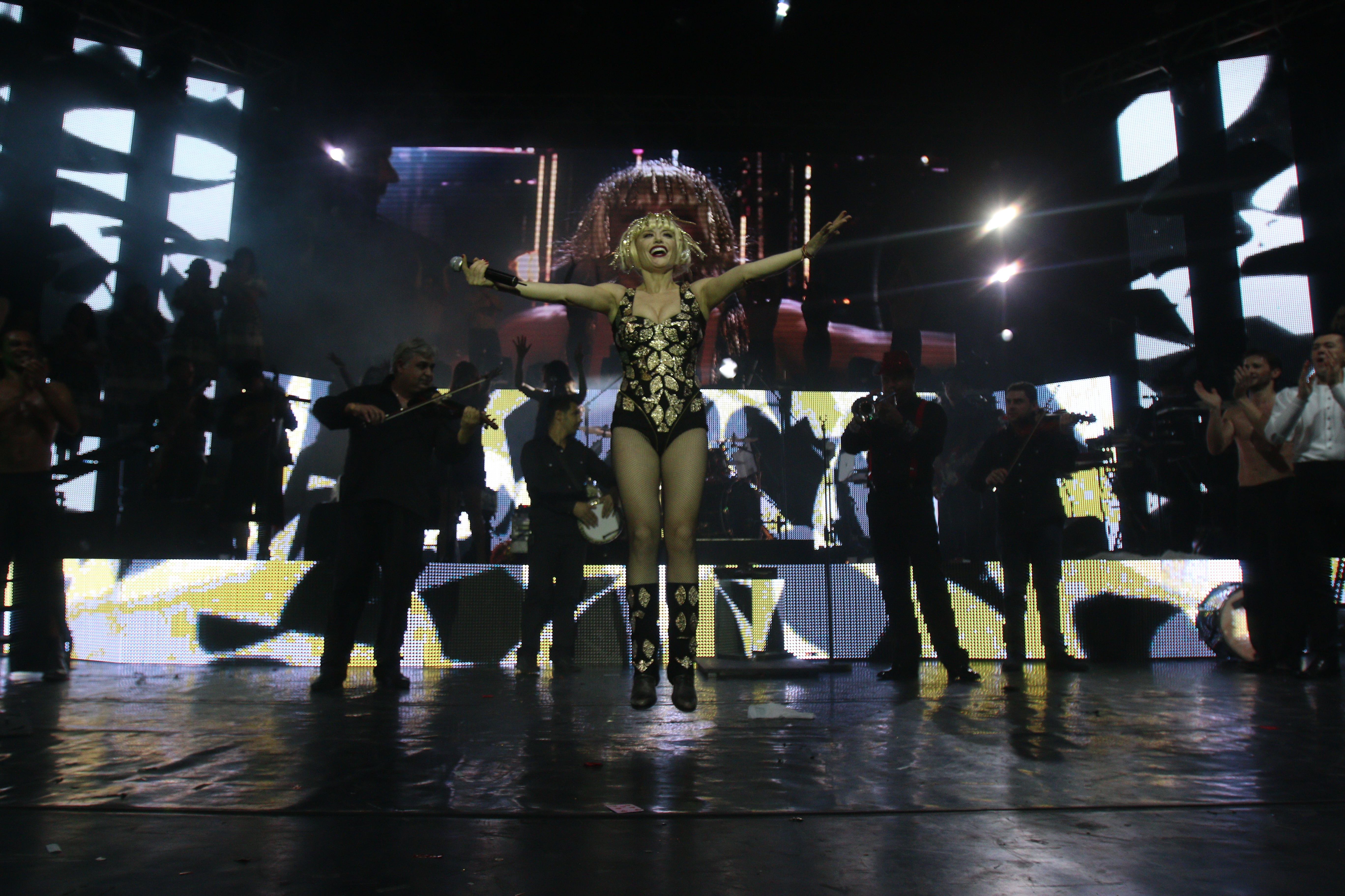 Cantareata a facut salturi intr-un body negru cu aplicatii aurii