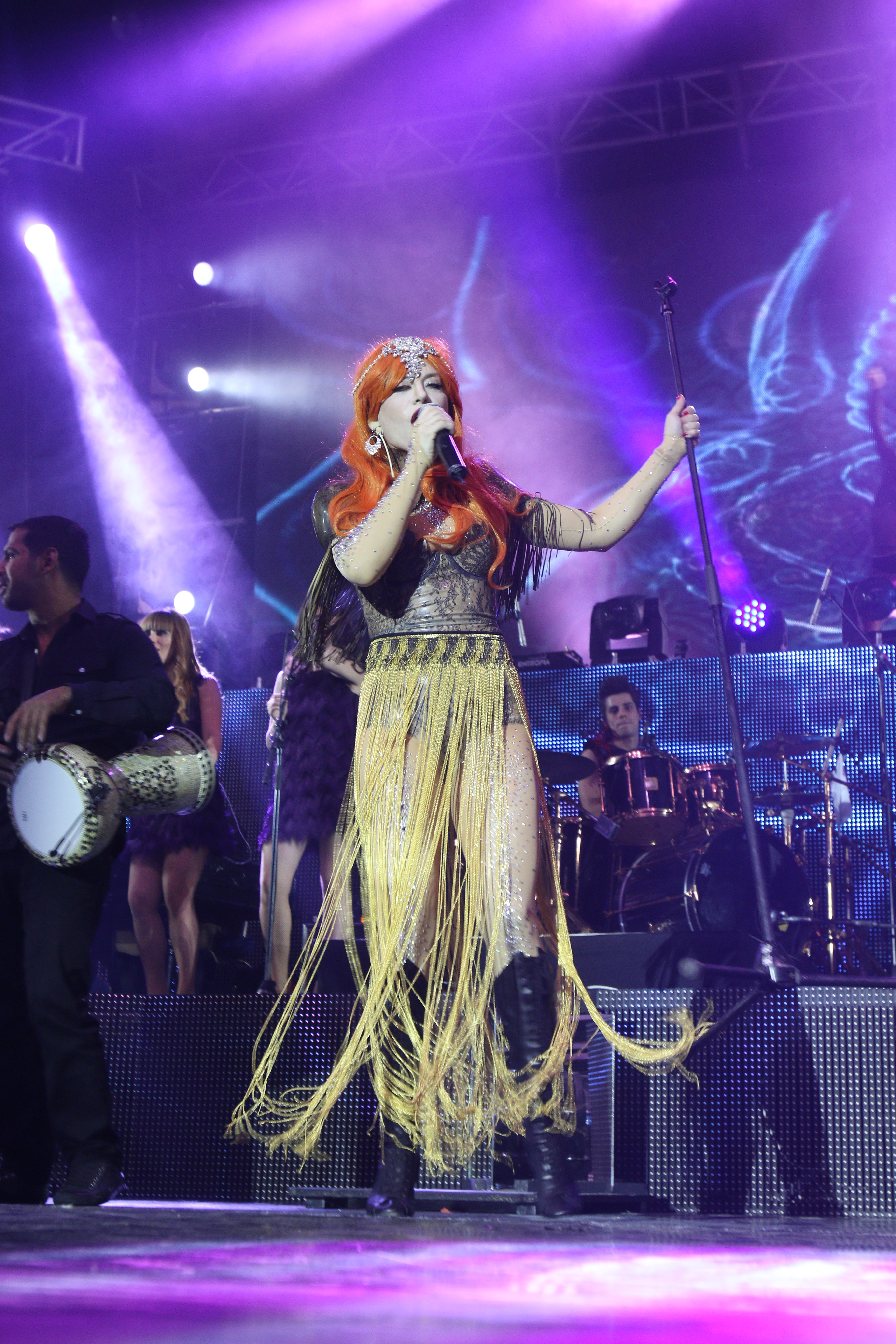 Cantareata a imbracat o fusta galbena din franjuri si corset extrem de sexy