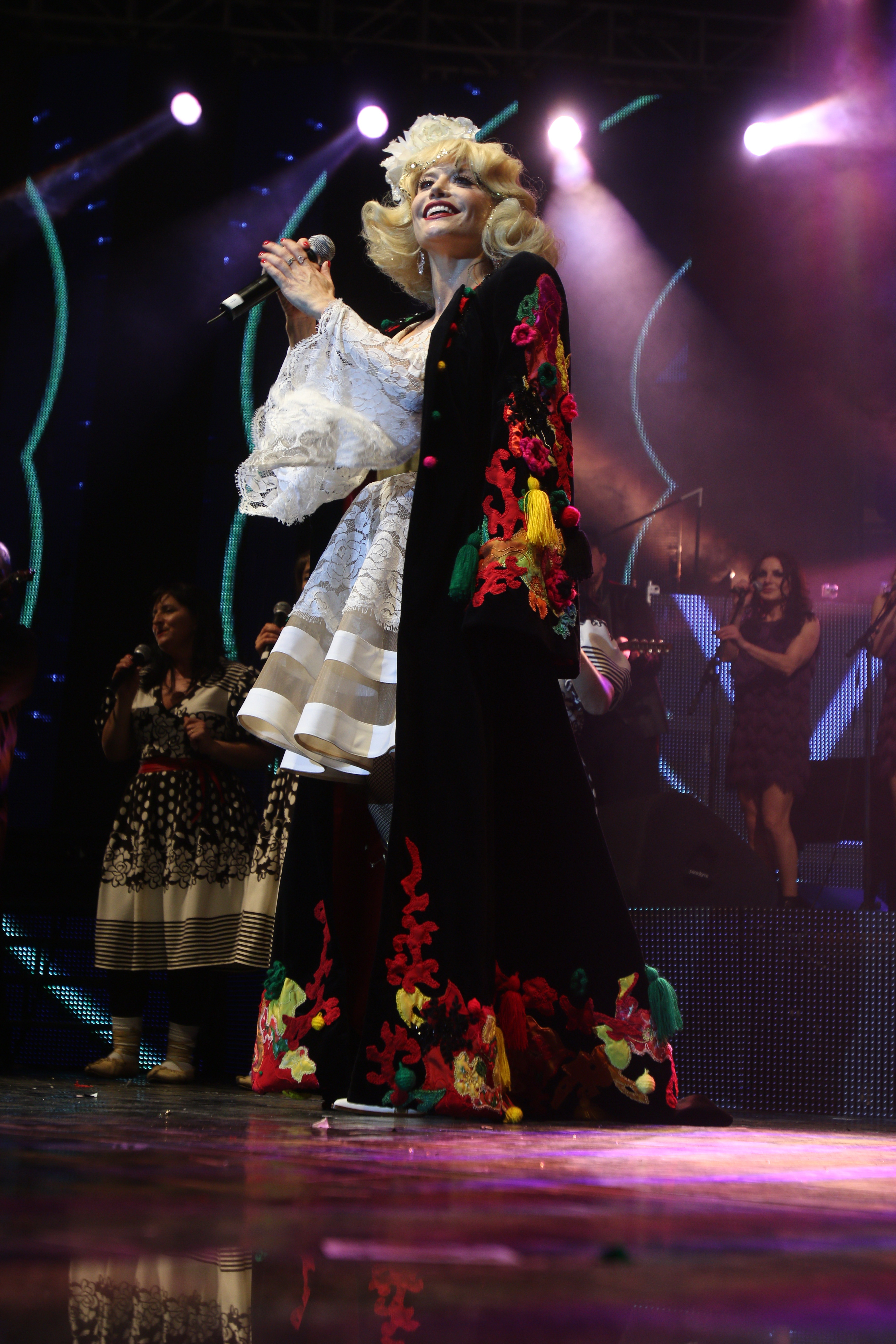 Artista s-a tranformat intr-o doamna a muzicii populare