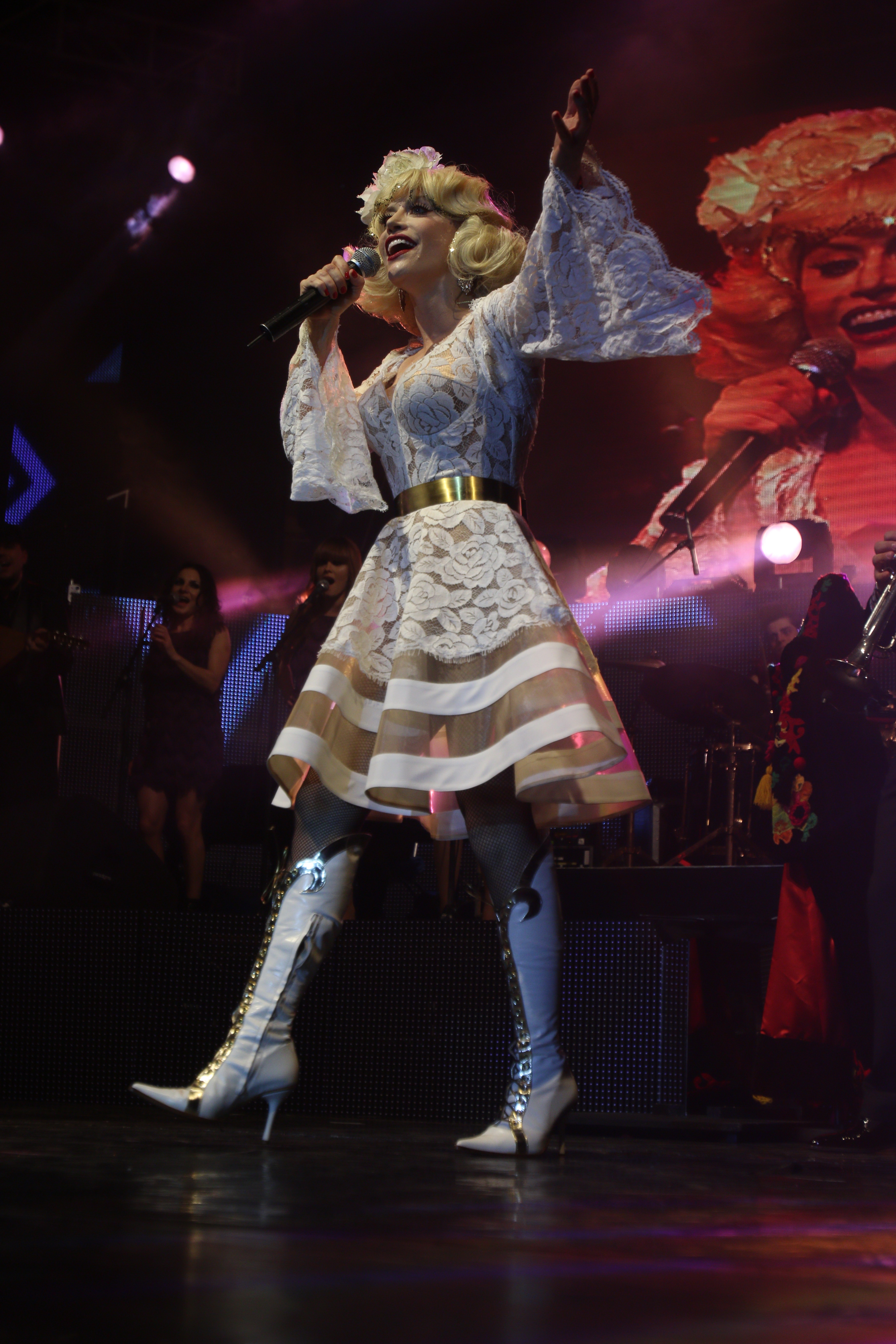 A renuntat la mantaua cu motive populare romanesti si a ramas in rochia alba, foarte eleganta, creatie Cristina Savulescu