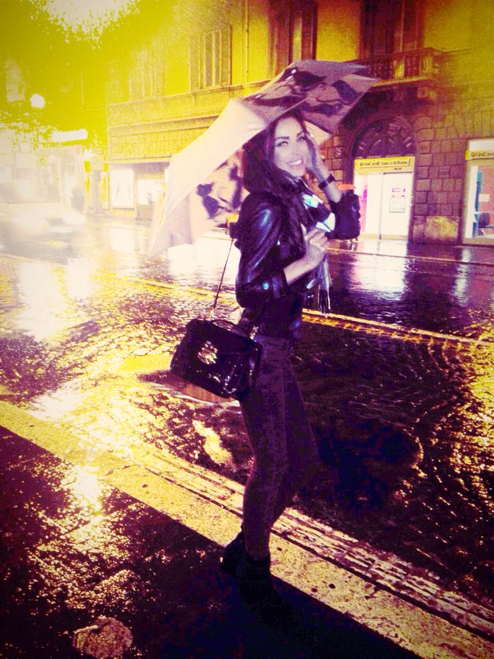 Roscata s-a plimbat prin ploaie pe strazile din Roma