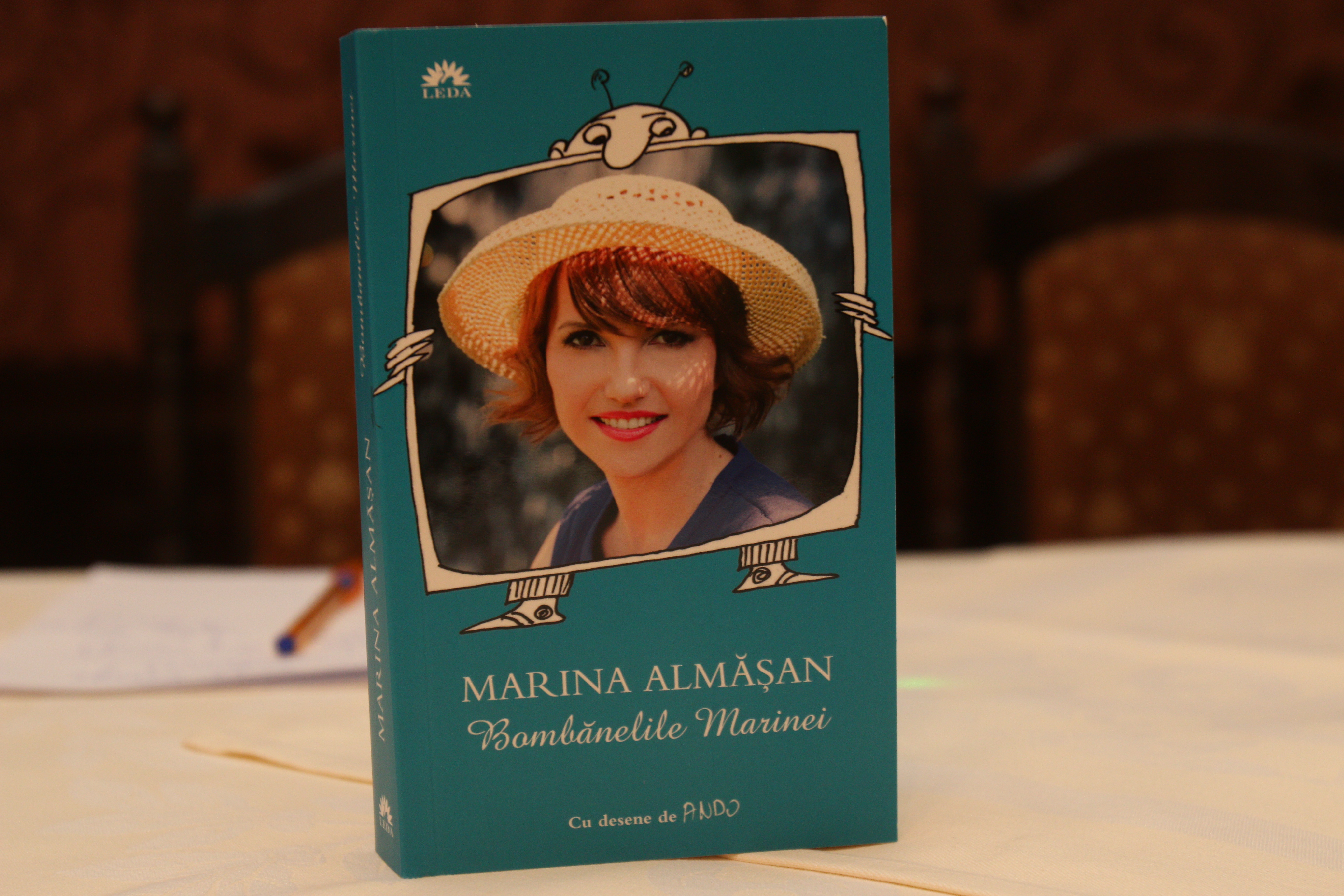 Prezentatoarea tv a pus pe coperta cartii o poza cu ea de acum cativa ani, cand era mai tanara