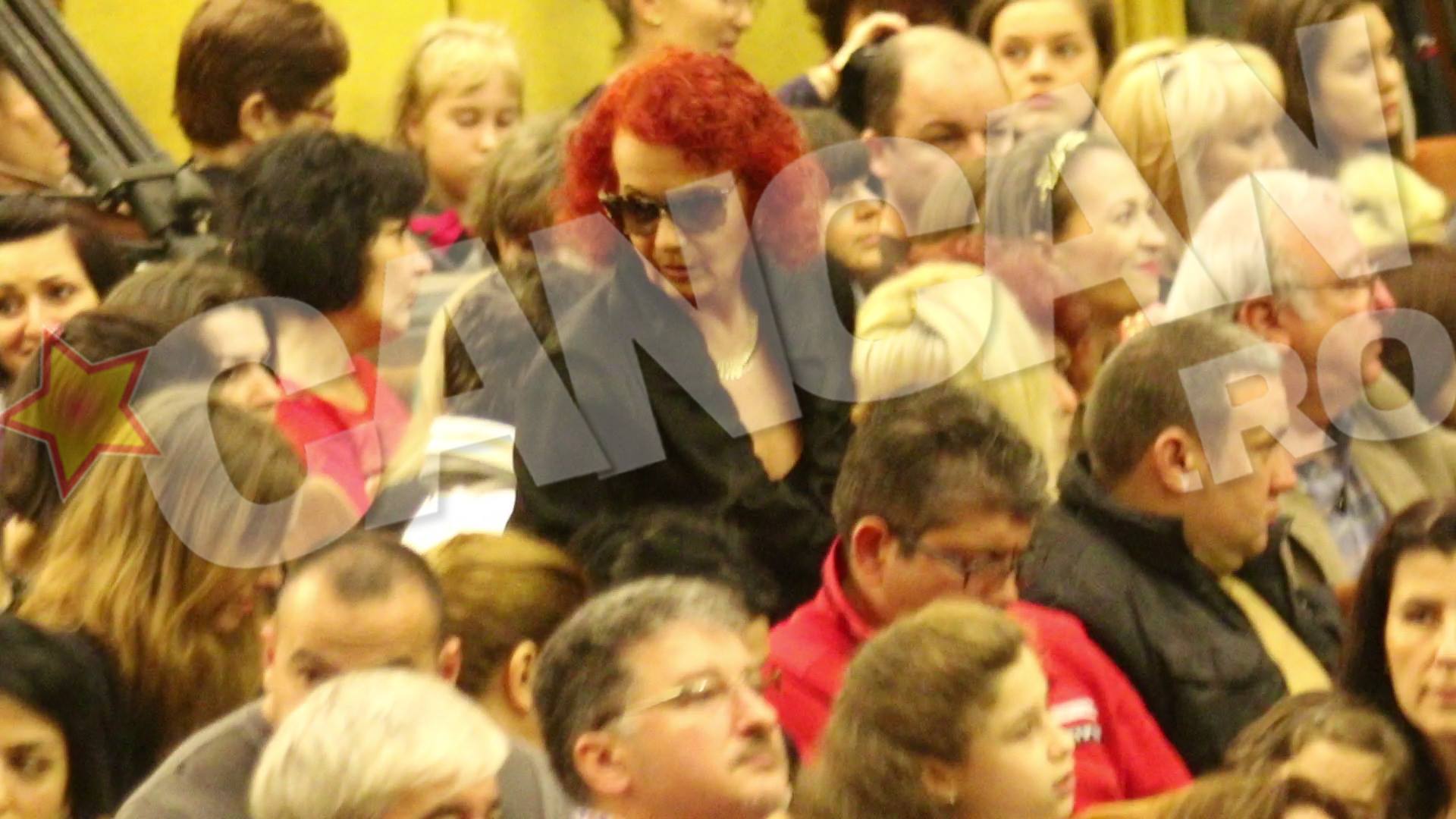 Mama lui Tudor Chirila si iubita lui au stat una langa alta la spectacol