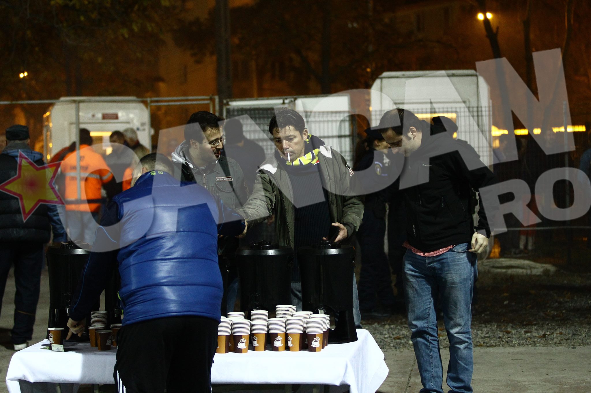 Cat si-a asteptat randul la cafea, Cristi Iacob a fumat cu nesat