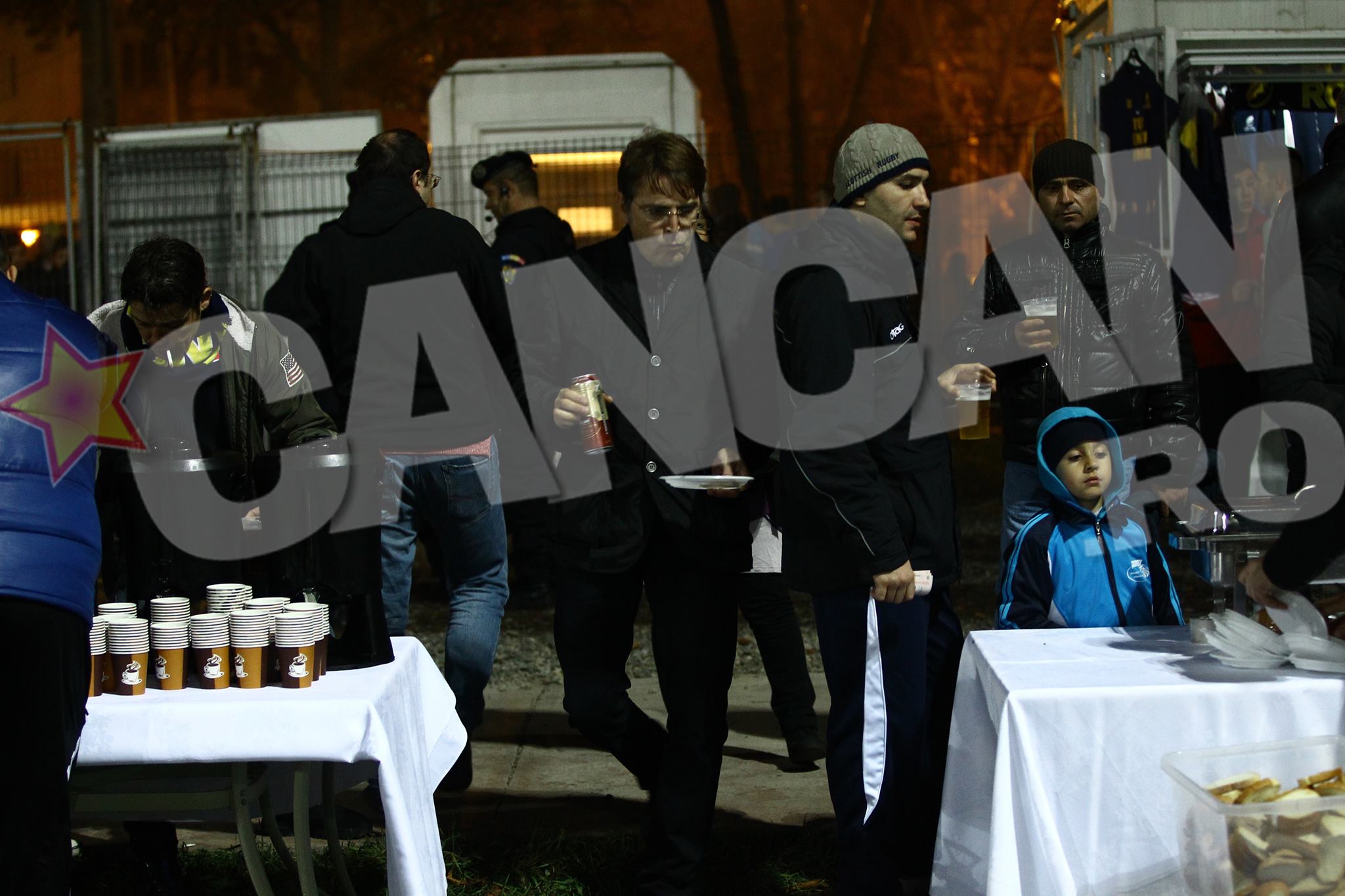 Inainte de a-si lua cafea, Ioan a savurat o bere, ca baietii