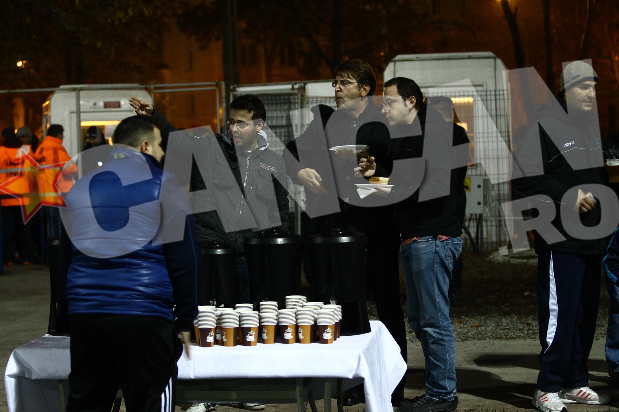 Cei doi actori au fost insotiti de cativa prieteni, cu care s-au si intretinut la meci