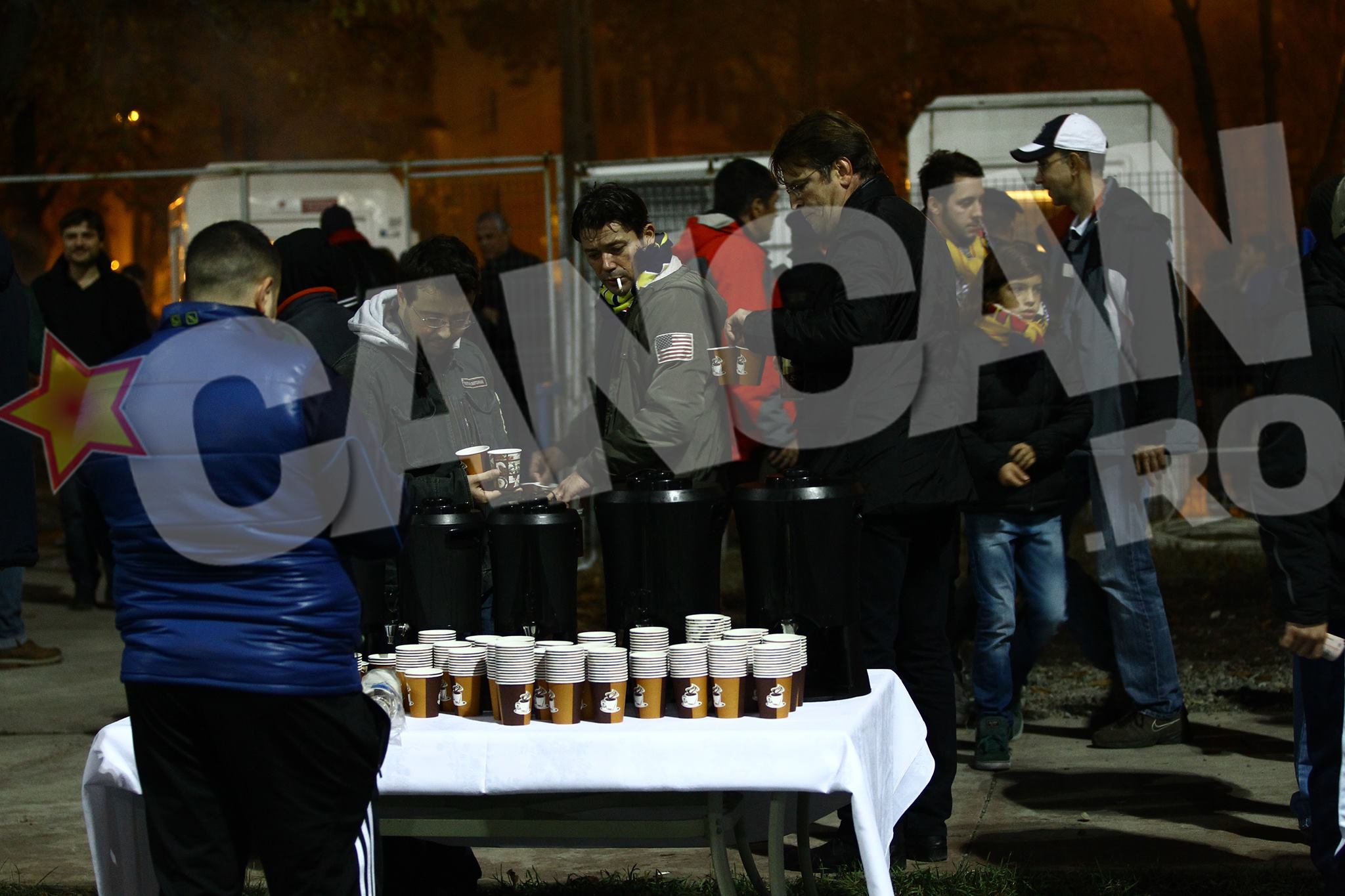 Dupa ce si-au luat cafelele, Ioan Isaiu si Cristi Nistor au plecat catre ceilalti suporteri