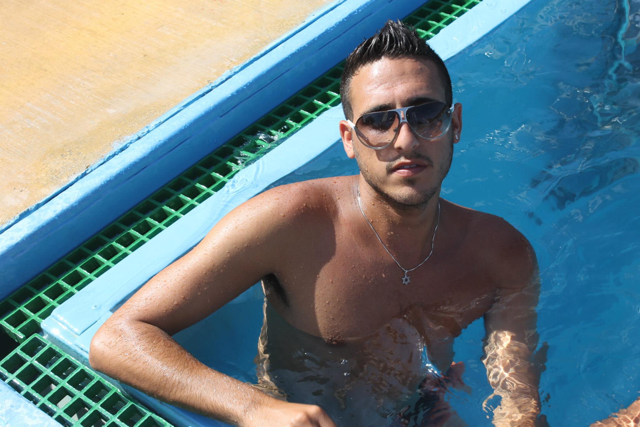 Tommy adora sa faca plaja si sa se afiseze la bustul gol