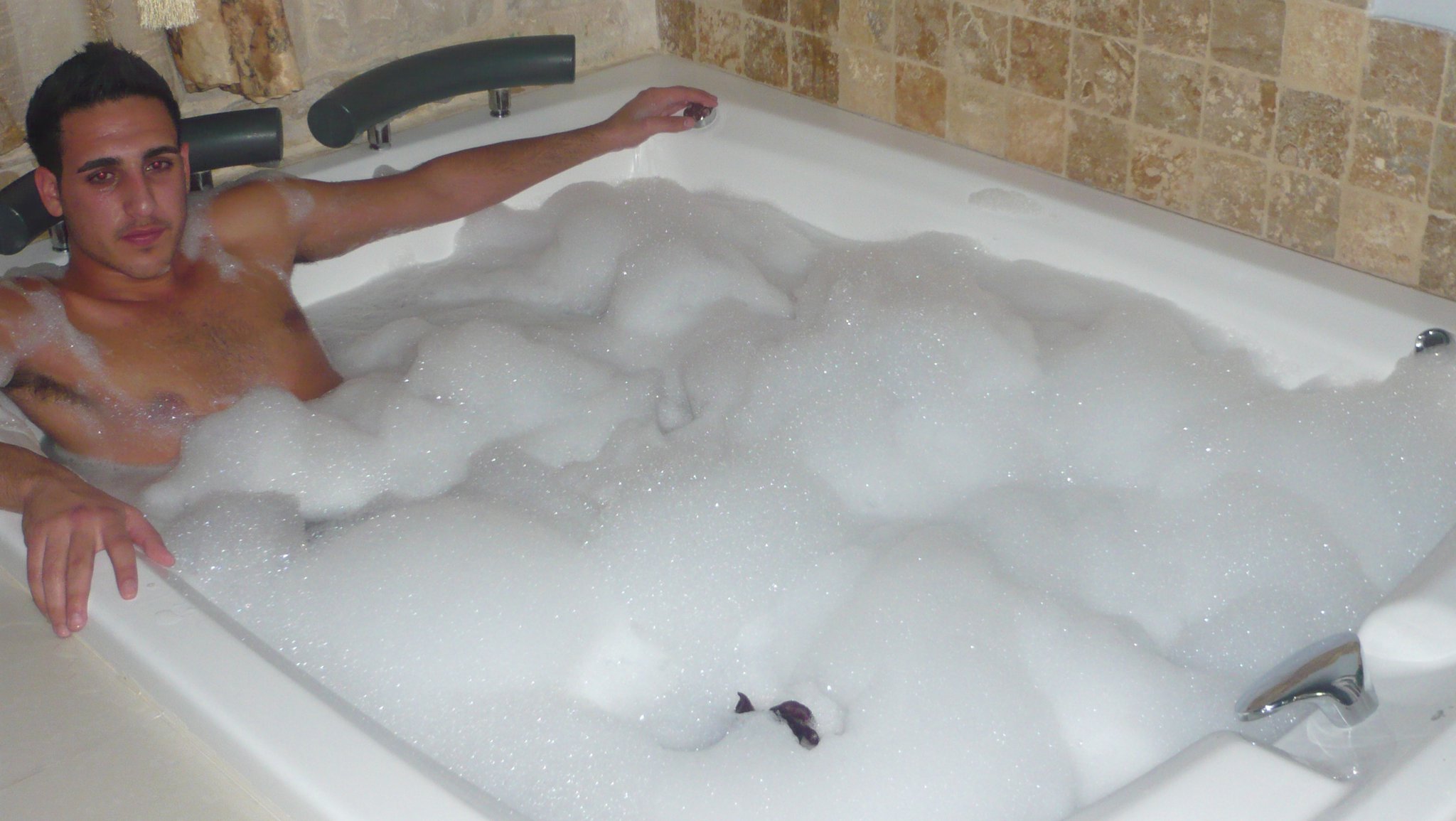 Amator de bai cu spuma si sampanie, Tommy pare si romantic