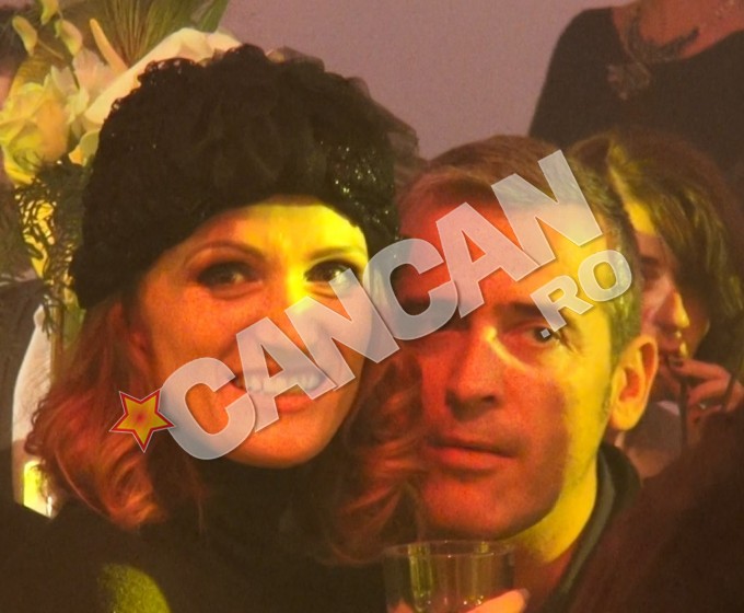 Cei doi indragostiti nu se mai dezlipesc unul de altul