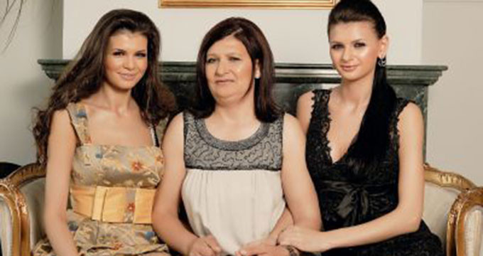 Ramona si Monica isi plang mama fara oprire si sunt hotarate sa respecte doliul cu strictete