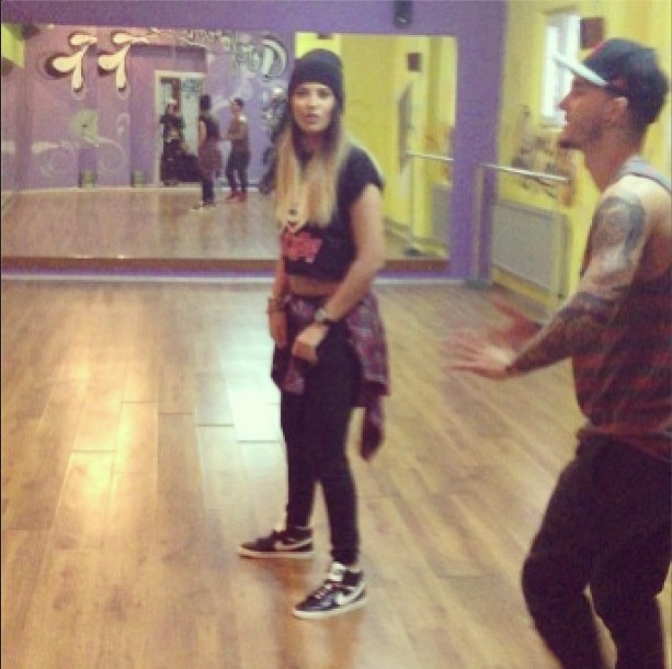 Vedeta poarta piesa vestimentara si la repetitiile de dans