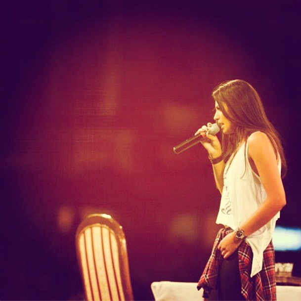 Antonia accesorizeaza piesa masculina la orice tinuta