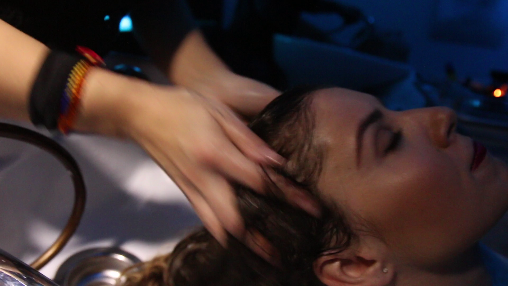 Hair stylista ii aplica namolul pe care satena l-a adus tocmai din Maroc