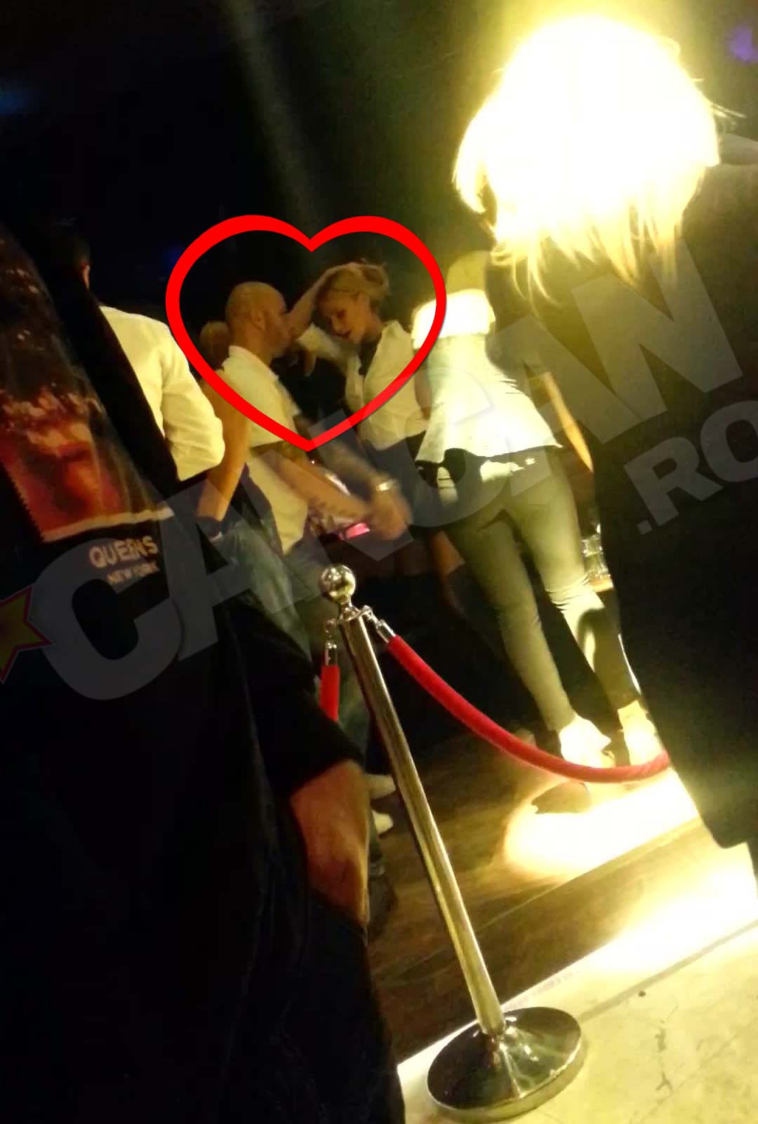 Fostul fotbalist s-a incins repede pe ring, langa o blonda