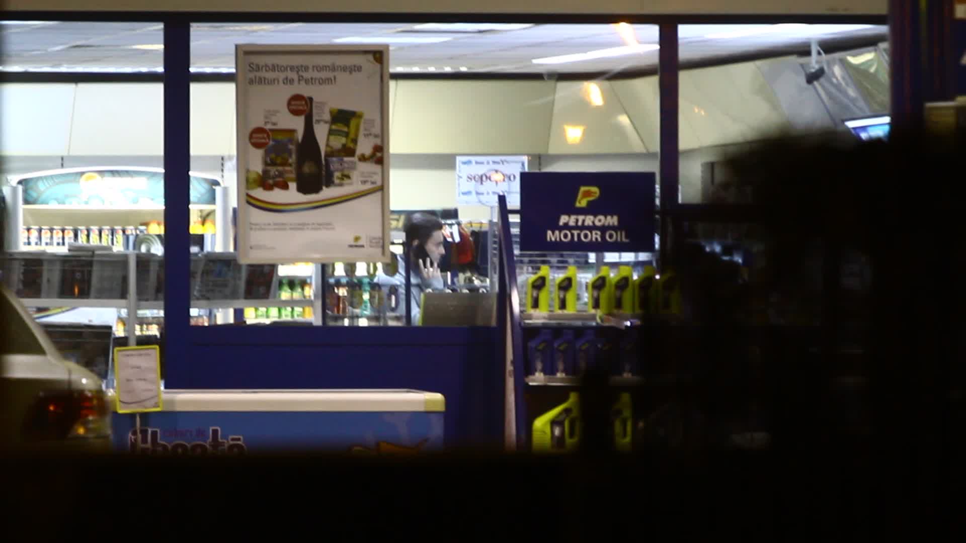 Mircea Badea vorbeste la telefon