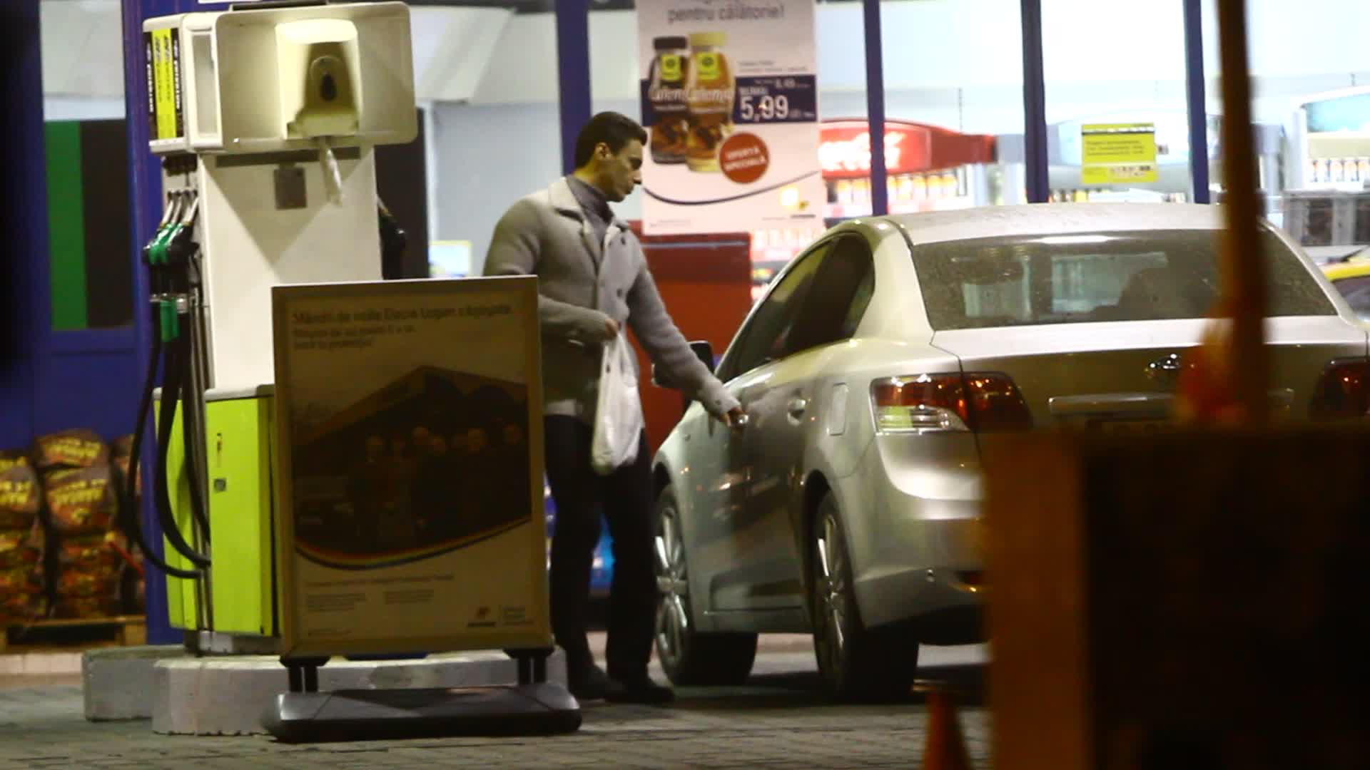 Iese din benzinarie cu sticla de vin in punga